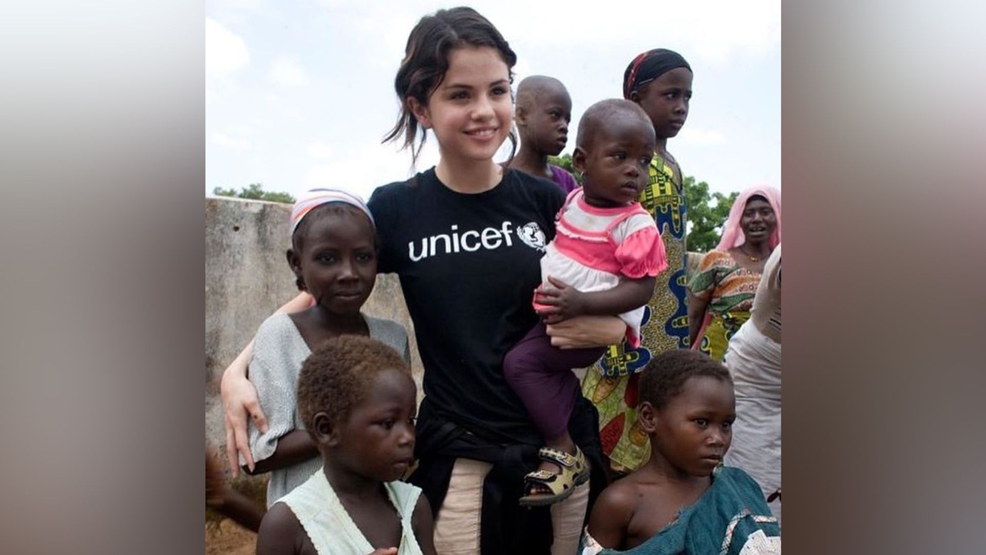 Selena Gomez în timpul călătoriei sale în Ghana