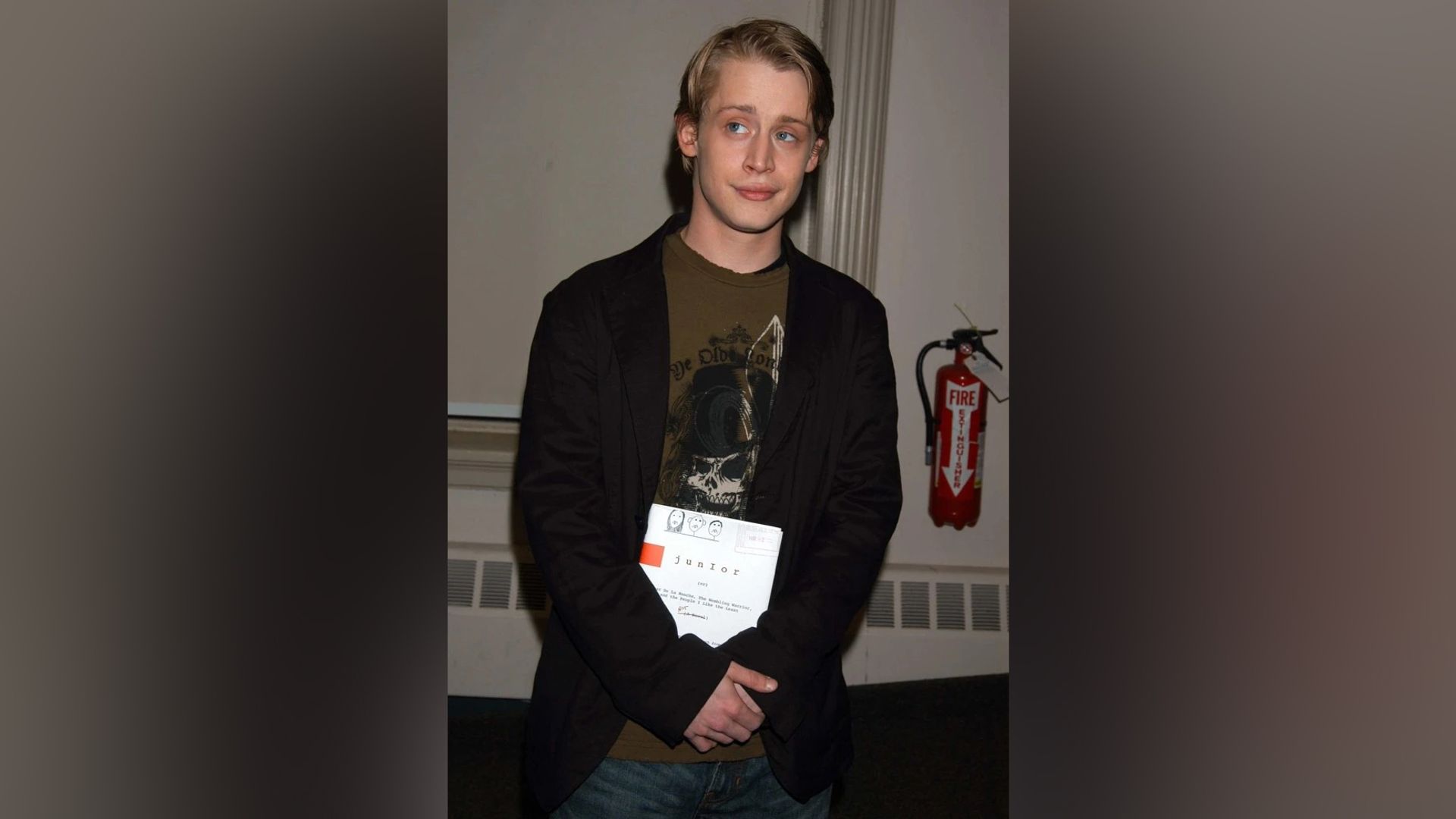 Macaulay Culkin cu cartea sa 'Junior'