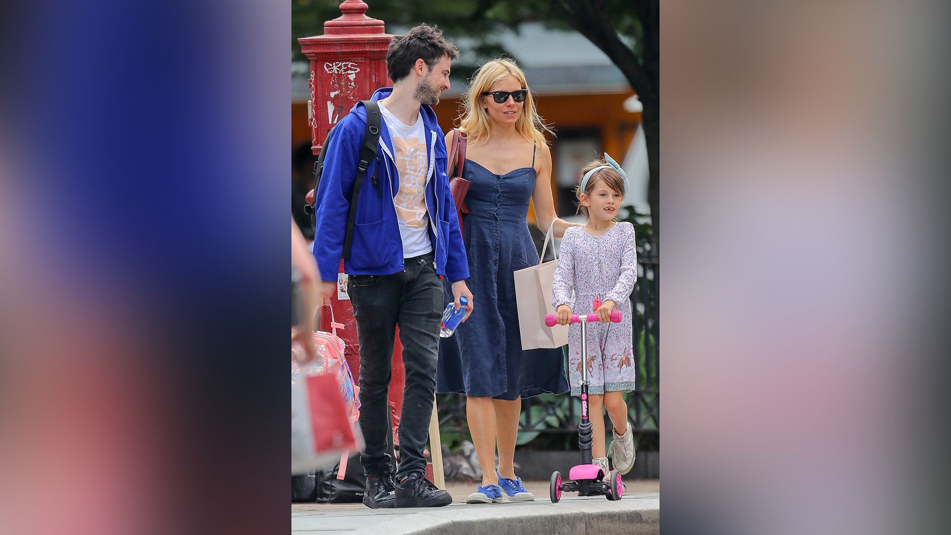 Tom Sturridge și Sienna Miller cu fiica lor