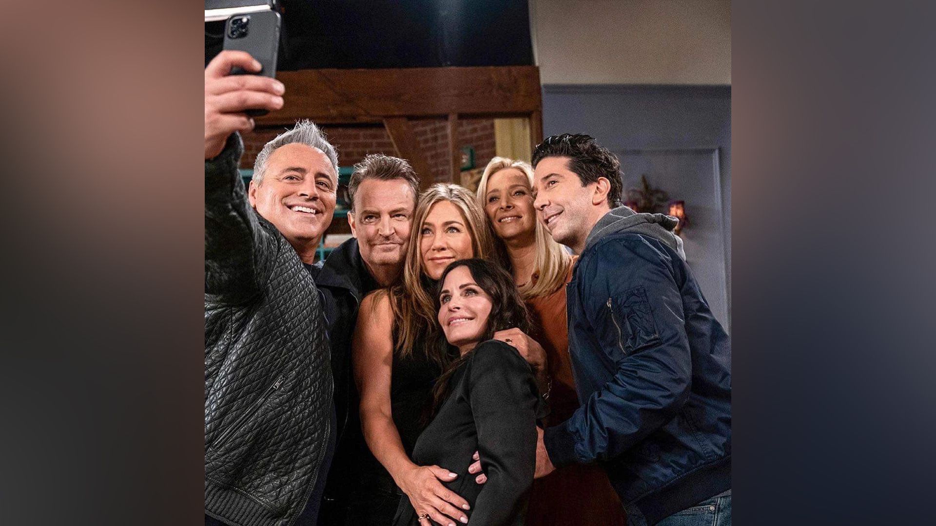 Matt LeBlanc pe platoul de filmare al 'Friends: The Reunion'