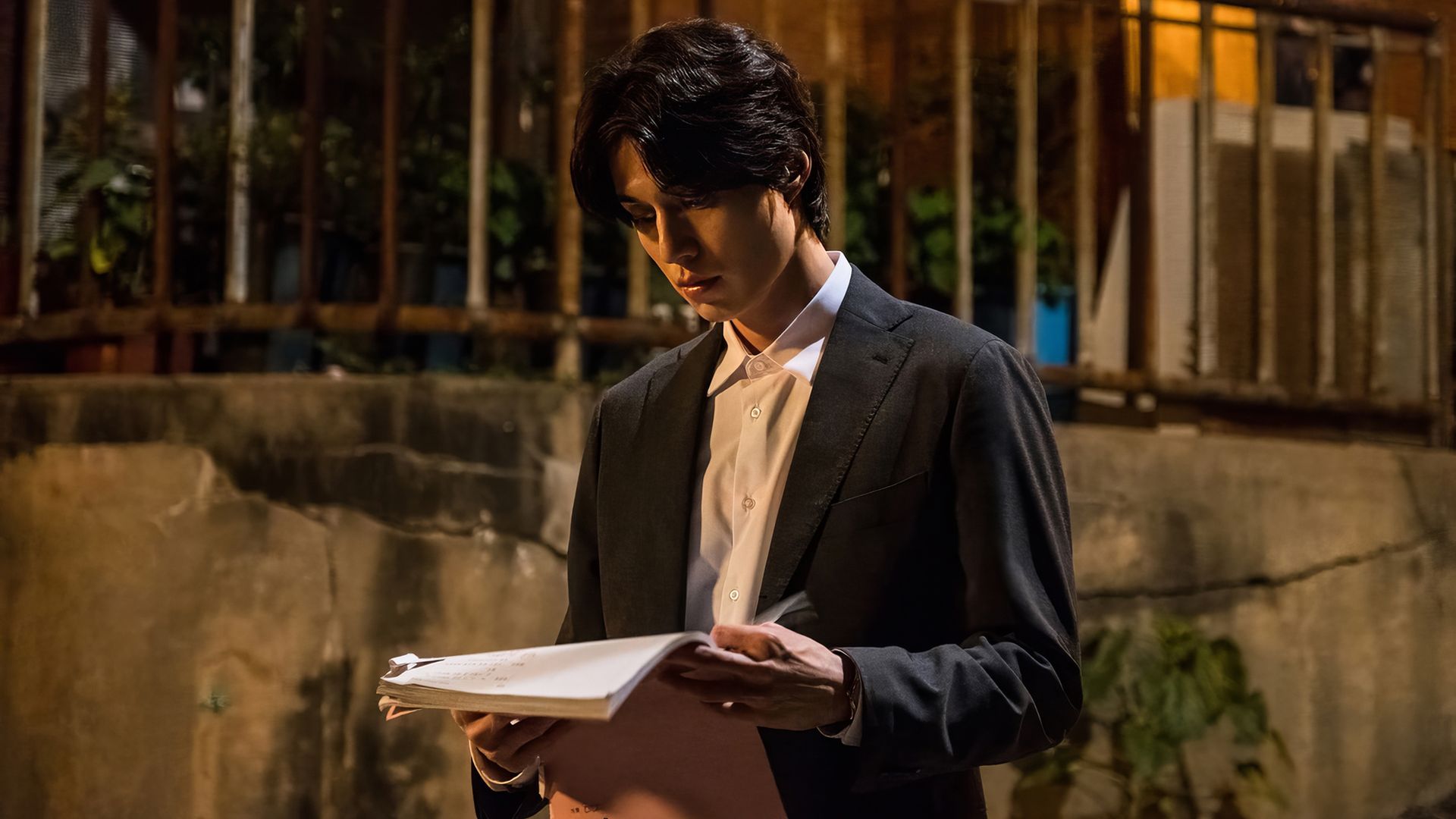 Lee Dong-wook în serialul 'Strangers from Hell'