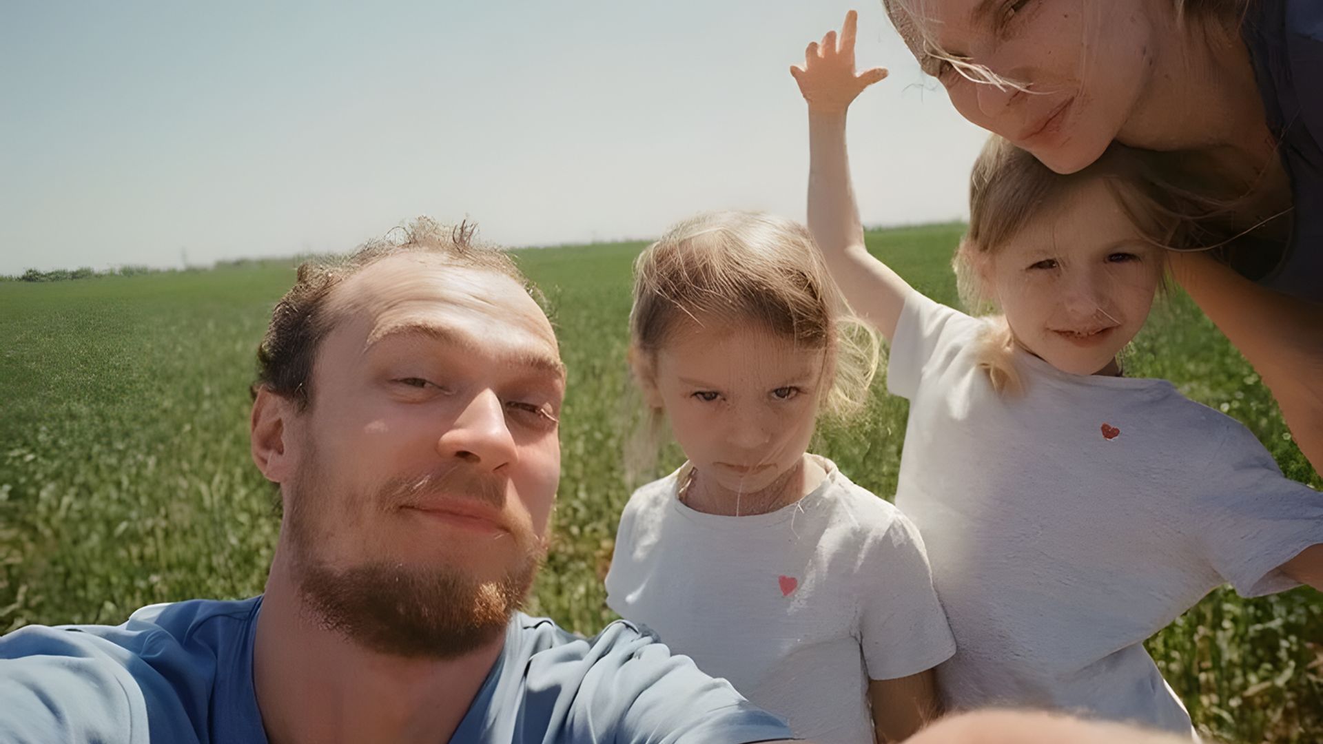 Yura Borisov cu soția și copiii săi