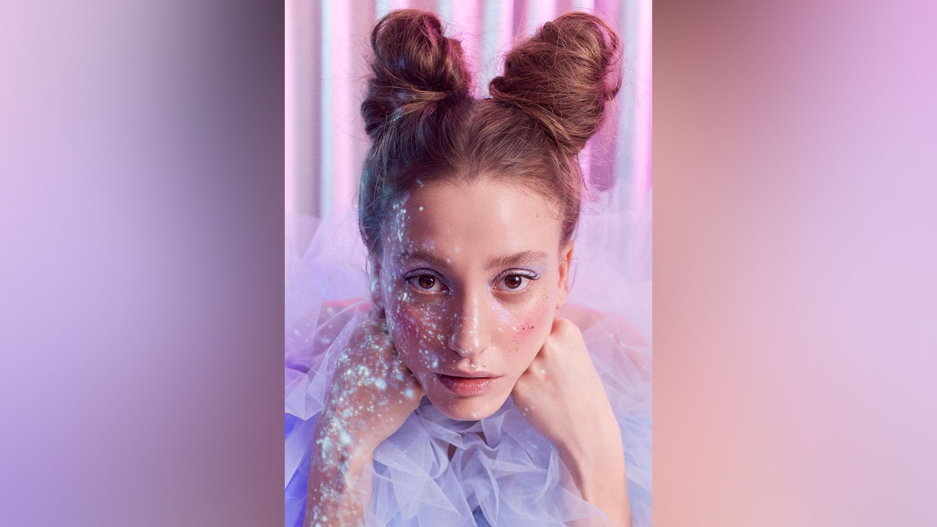 Serenay Sarikaya în musicalul 'Alice in Wonderland'