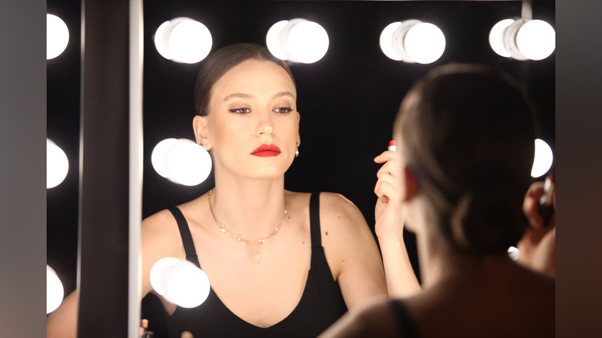 Serenay Sarikaya în serialul TV 'Fi'