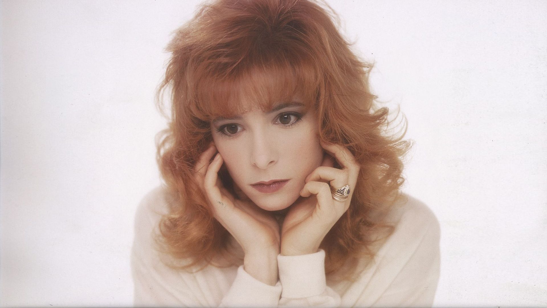 Cântăreața Mylène Farmer – Femeie Fecioară