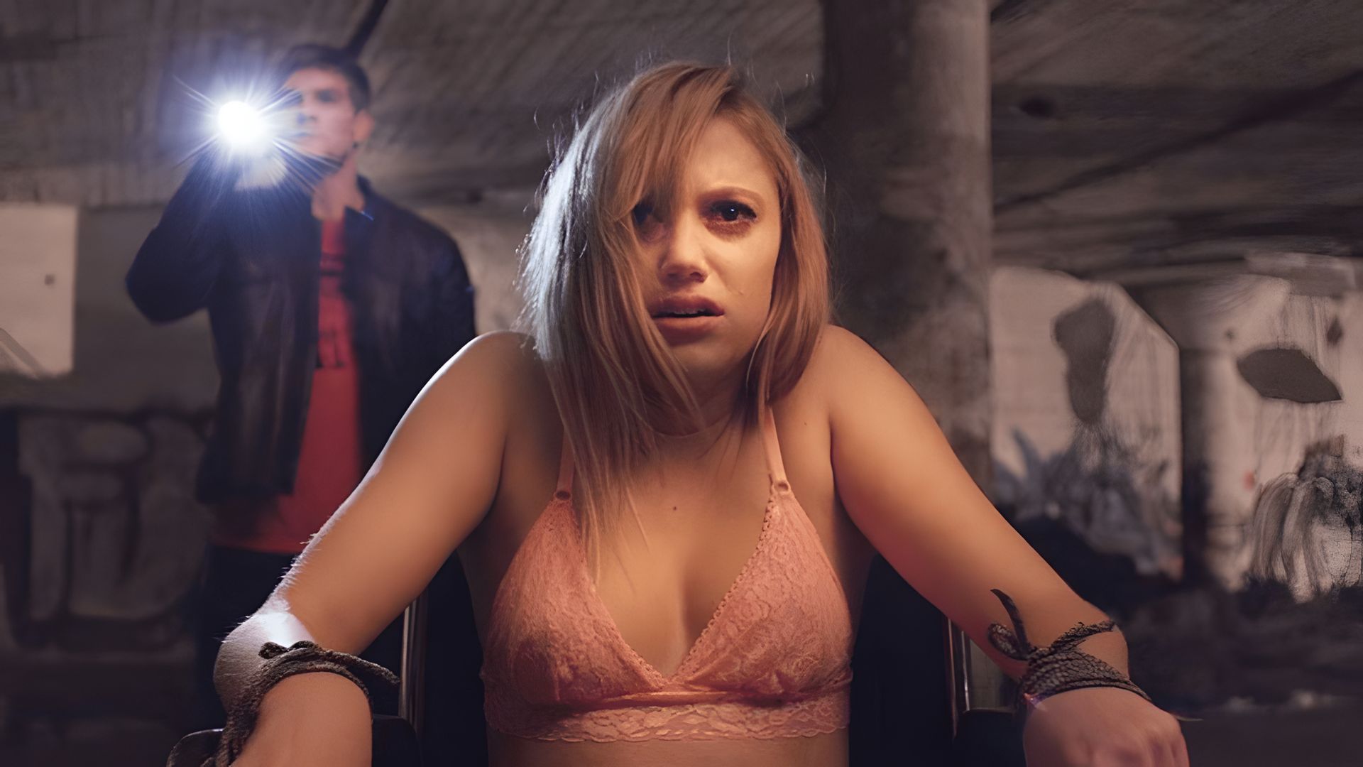 Maika Monroe în horrorul 'It Follows'