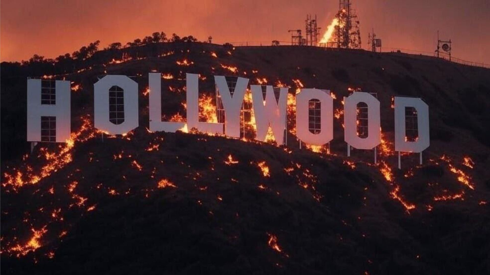 Semnul Hollywood arzând în timpul incendiilor din Los Angeles