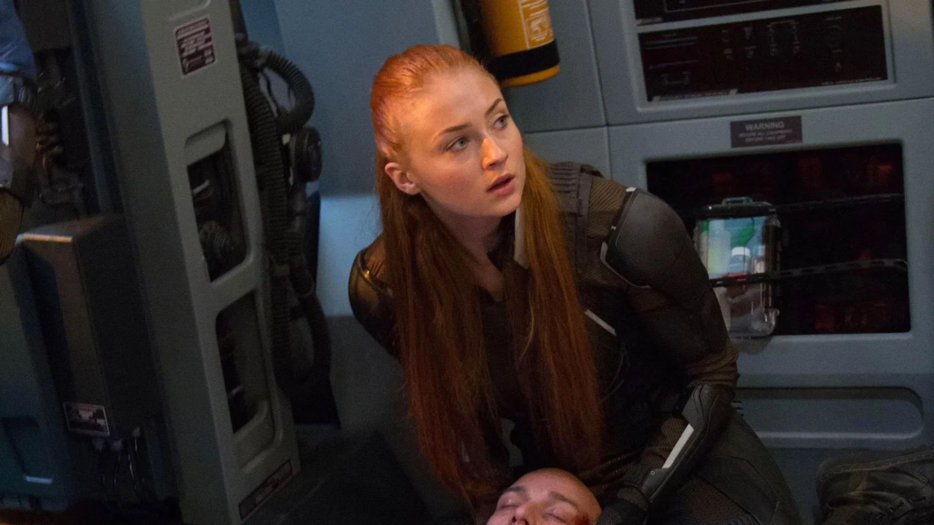 Actrița Sophie Turner în filmul 'X-Men Apocalypse', coadă roșie, ținută neagră