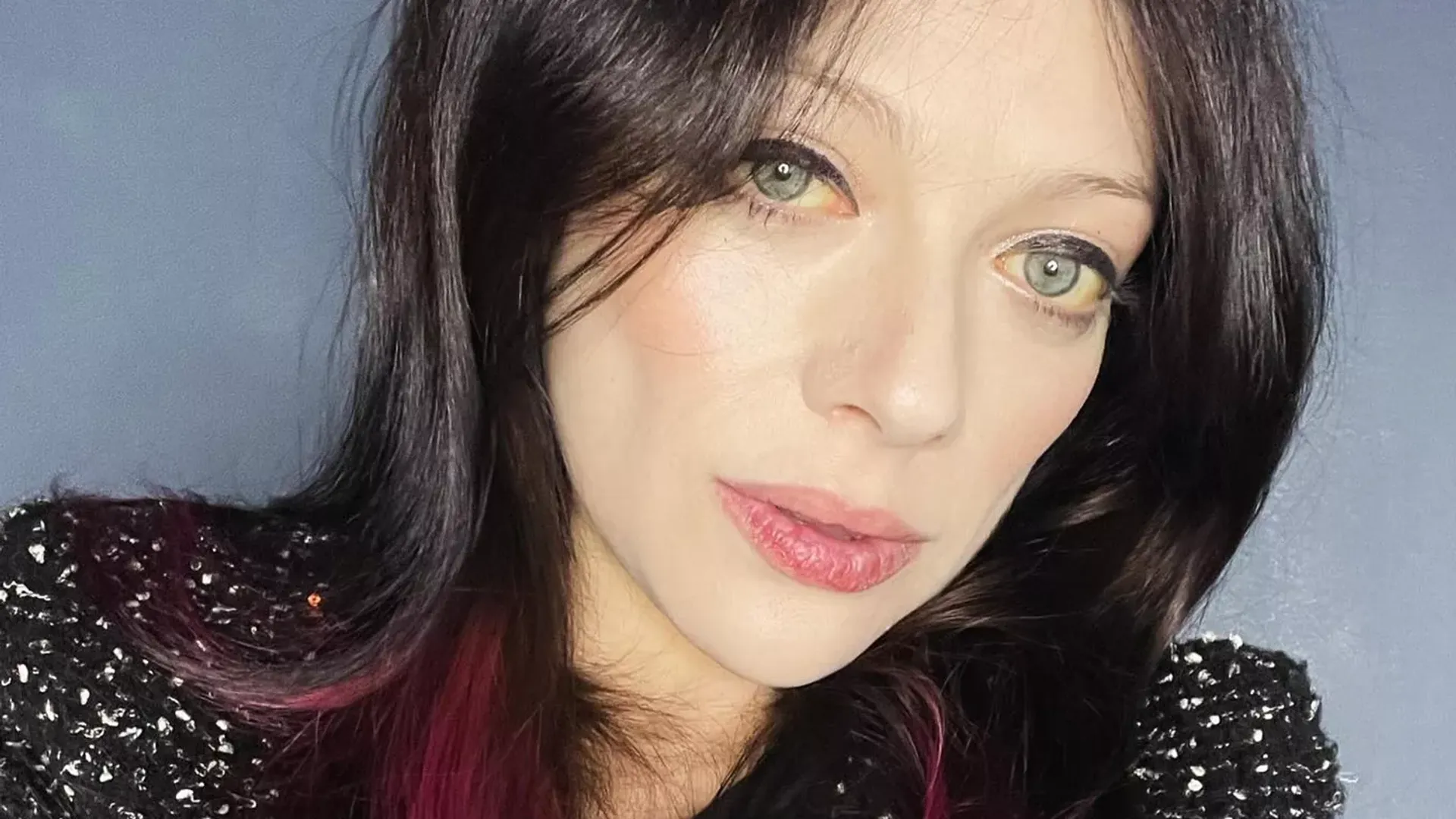 Un selfie al actriței Michelle Trachtenberg, albul ochilor ei are o nuanță gălbuie