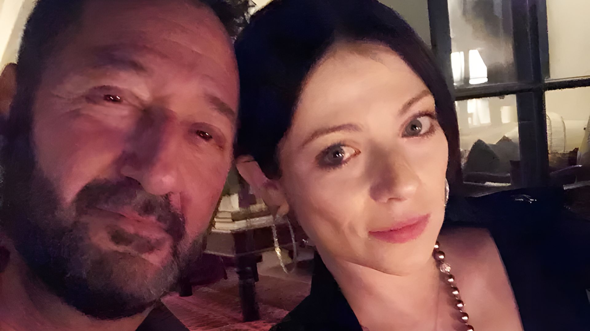 Actrița Michelle Trachtenberg și Jay Cohen fac un selfie împreună