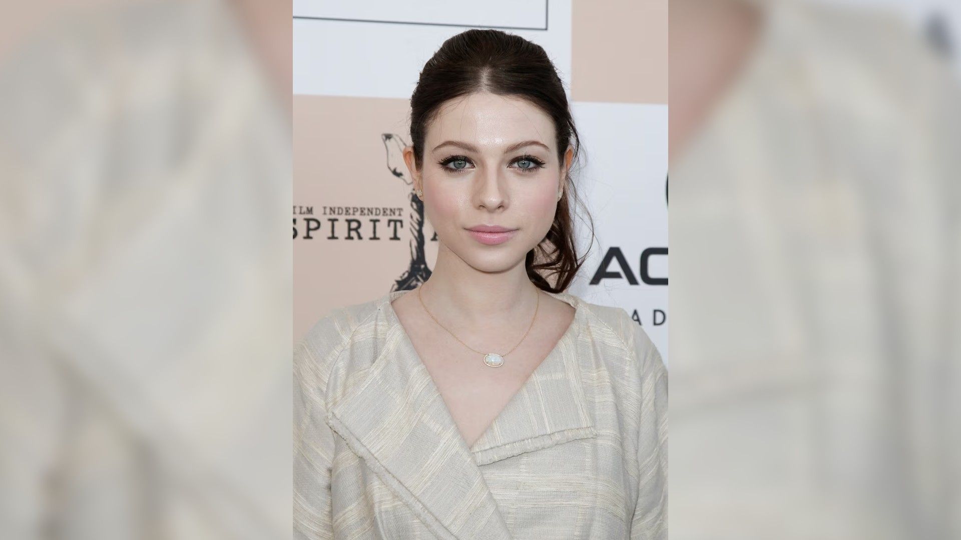 Michelle Trachtenberg într-o cămașă albă, cu părul prins