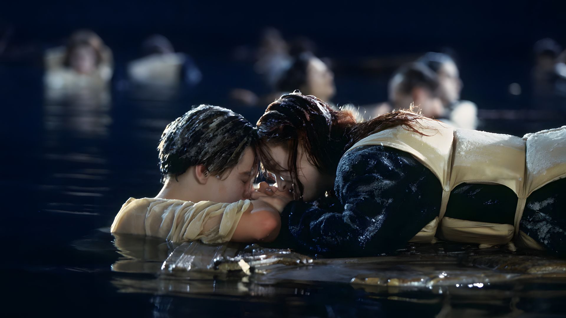 Un cadru din finalul 'Titanic': eroina Kate Winslet îl îmbrățișează pe eroul Leonardo DiCaprio plutind pe o ușă de lemn