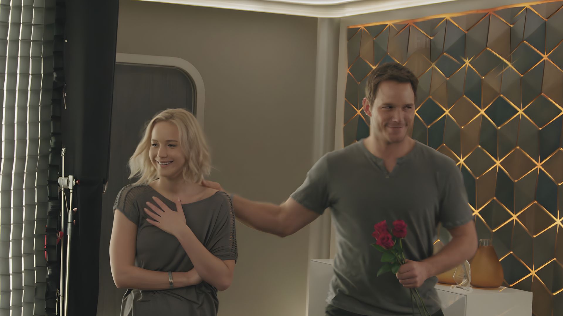 Jennifer Lawrence și Chris Pratt în mișcare, ambii par jenați