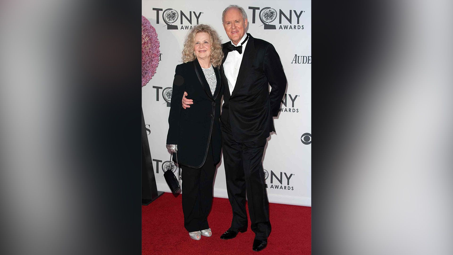 John Lithgow și Mary Yeager în costume negre la Premiile Tony