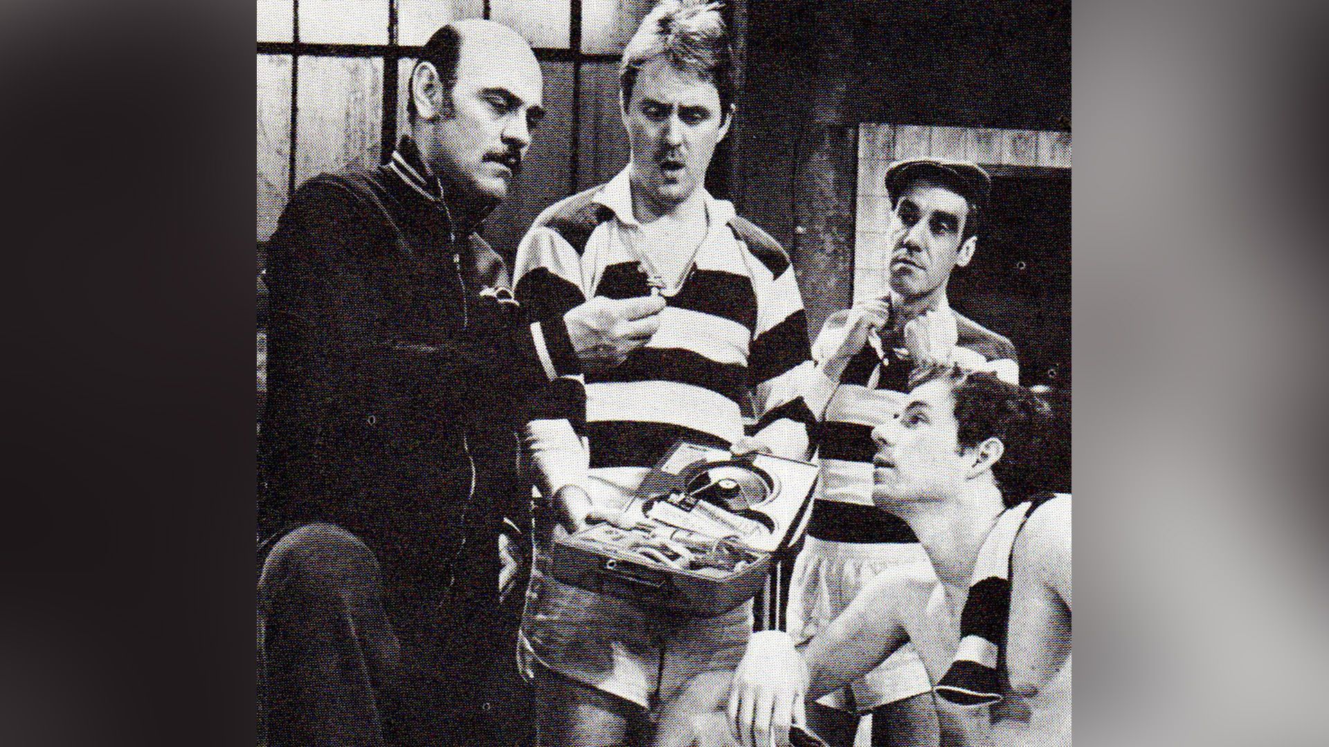 John Lithgow într-un pulover în dungi în producția "The Changing Room"