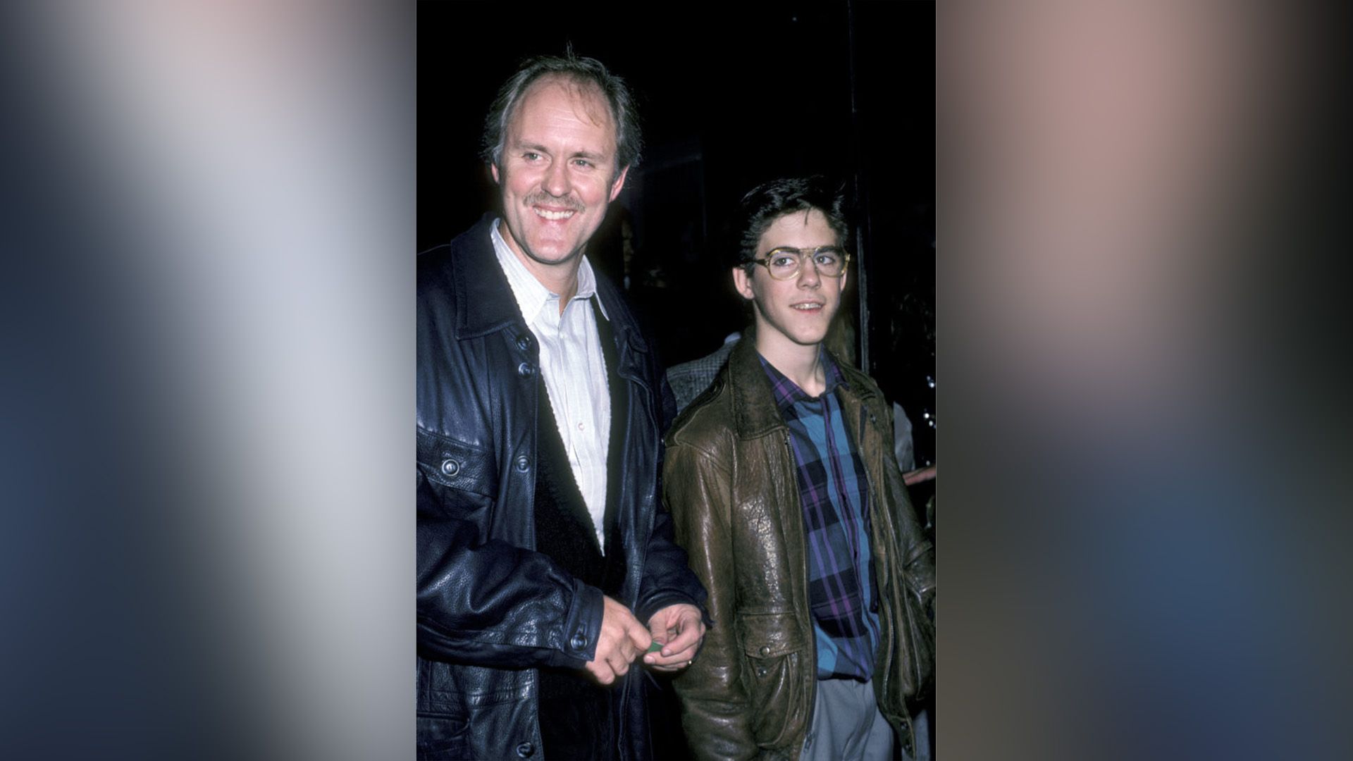 John Lithgow în tinerețe și Ian Lithgow în copilărie