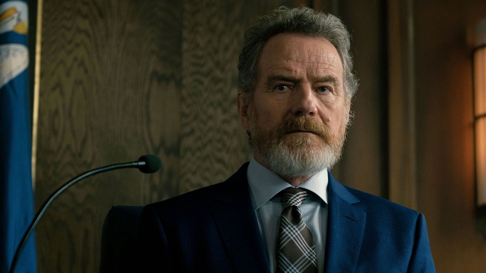 Bryan Cranston cu barbă într-o jachetă, într-o scenă din serialul 'Your Honor'