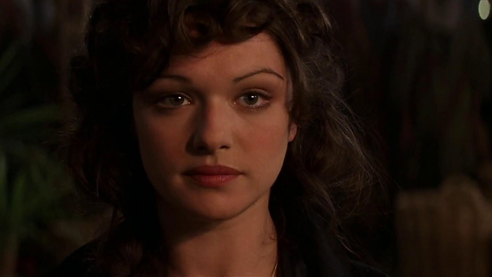 Prim-plan cu fața actriței Rachel Weisz