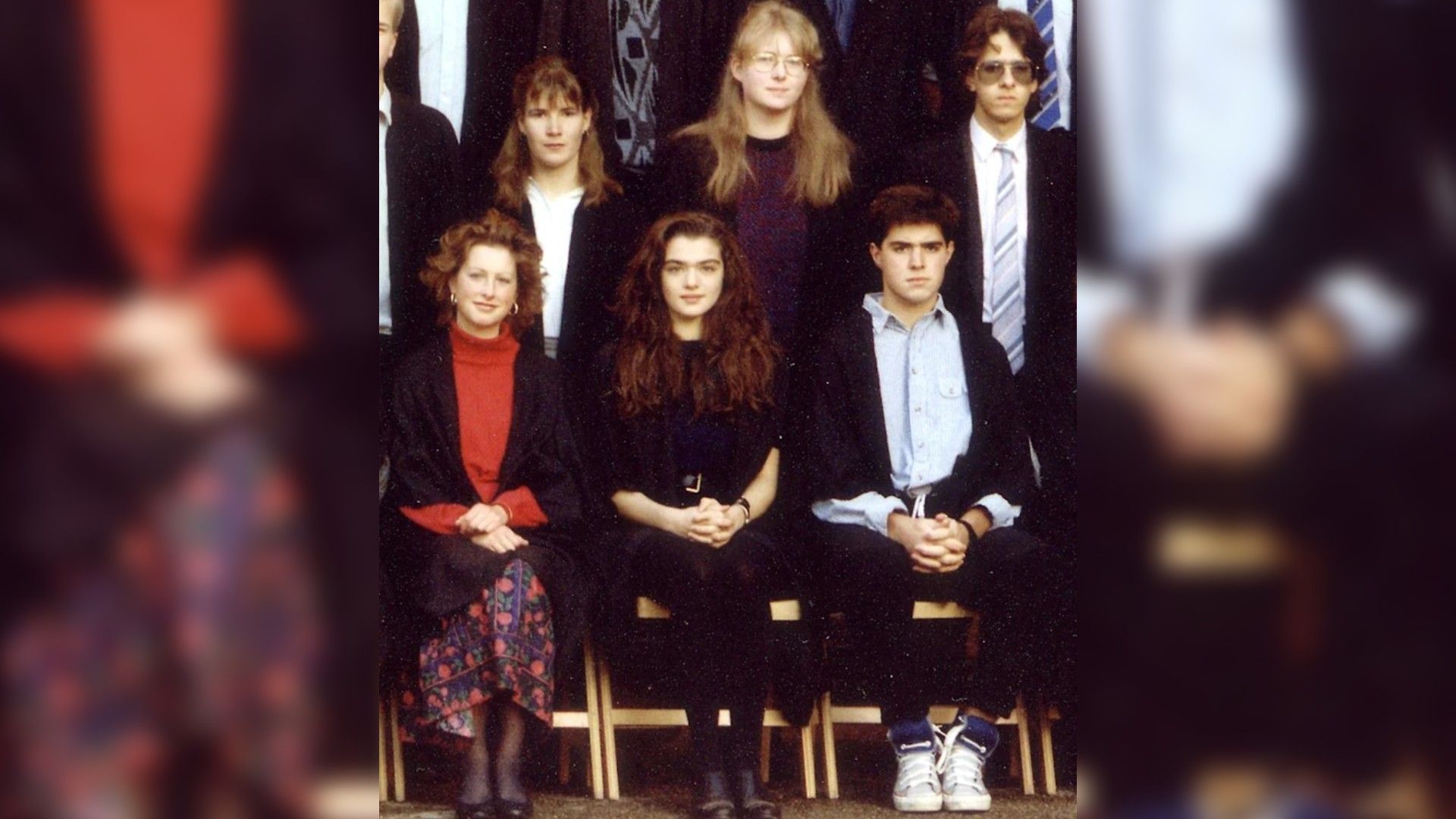 Fotografie de grup cu studenți, în centrul fotografiei – tânăra Rachel Weisz