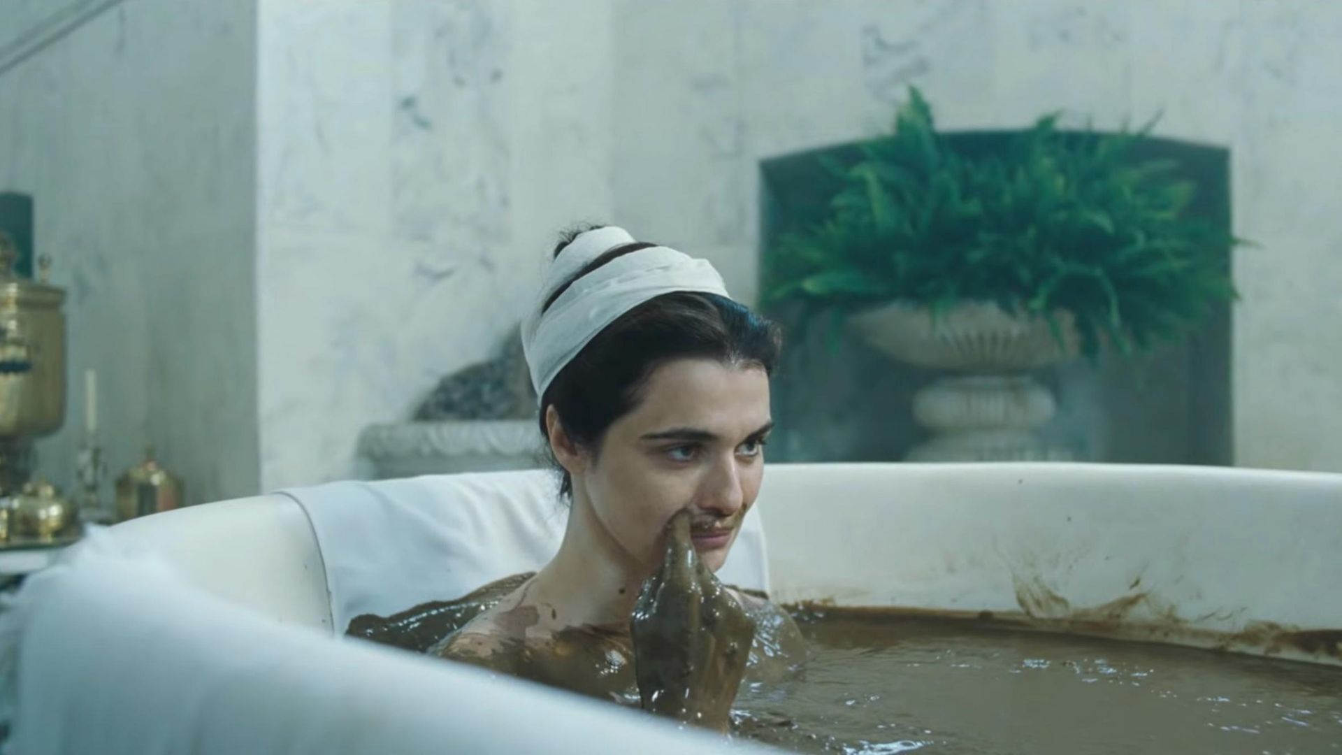 Rachel Weisz în baie făcându-și mustață din noroi