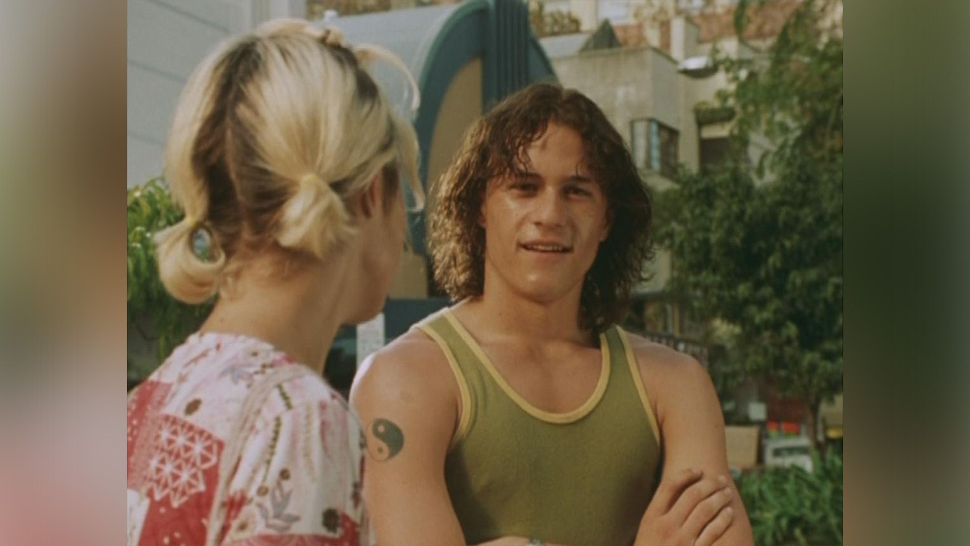 Heath Ledger cu părul lung într-un maiou verde în filmul 'Two Hands'