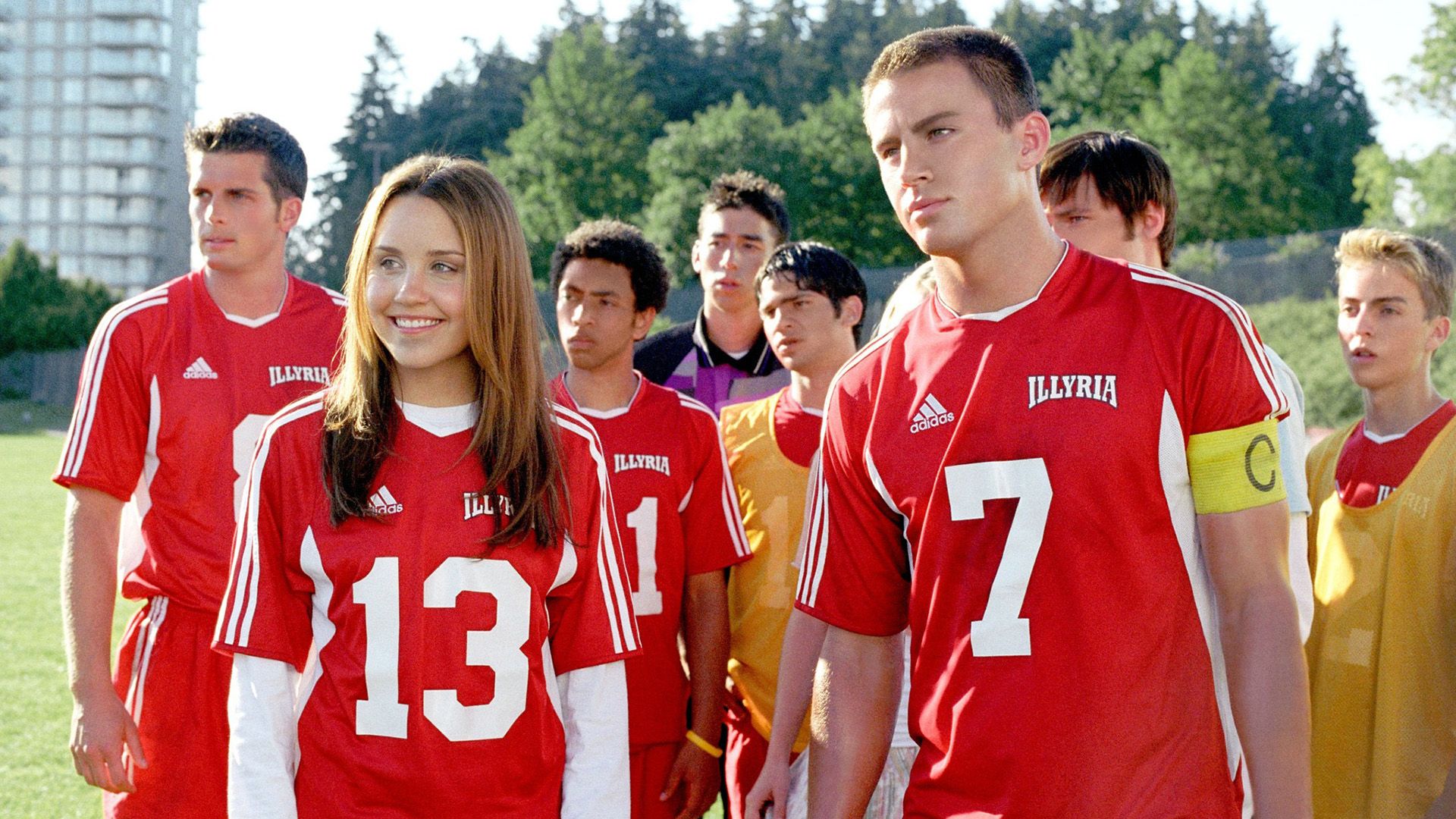 Amanda Bynes și Channing Tatum în tricouri sport roșii înconjurați de alți tineri