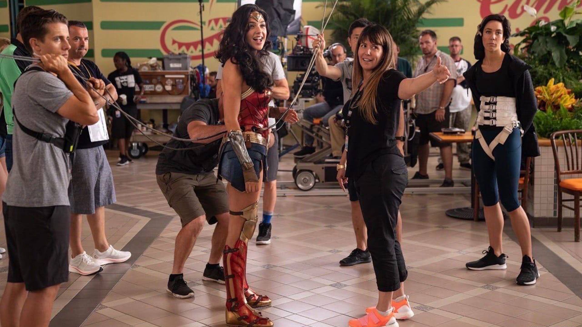 Gal Gadot ca Wonder Woman, înconjurată de echipa de filmare