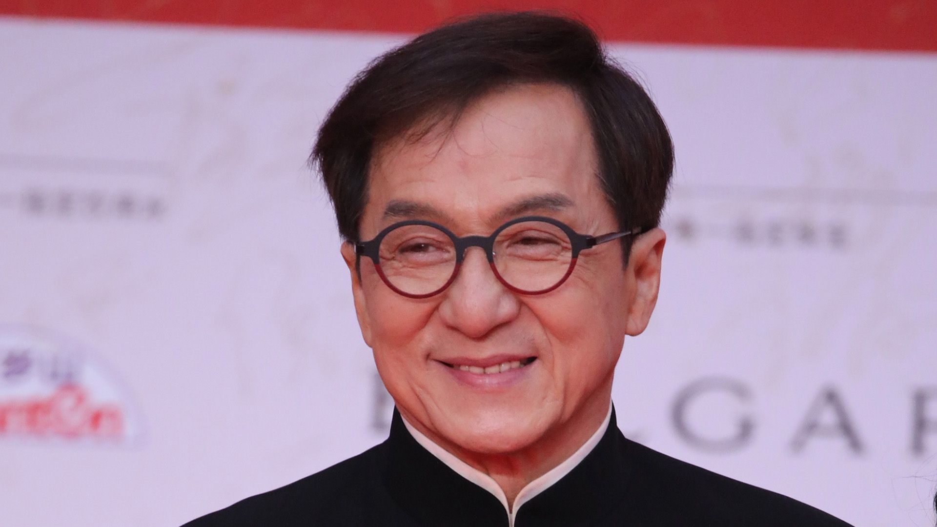 Actor și maestru în arte marțiale Jackie Chan în ochelari rotunzi, prim-plan