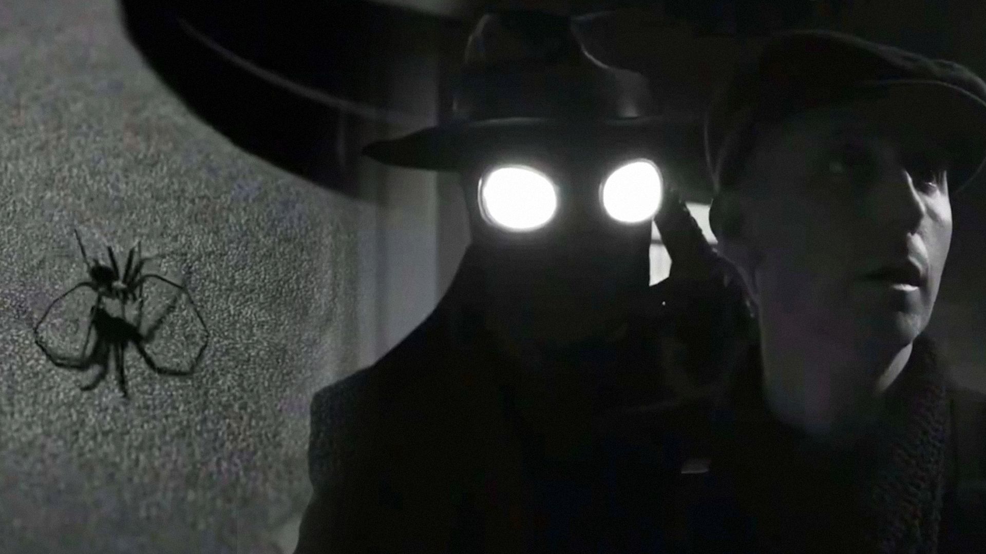 Actorul Nicolas Cage ca un Spider-Man noir cu pălărie și ochelari luminoși stă în spatele unui bărbat