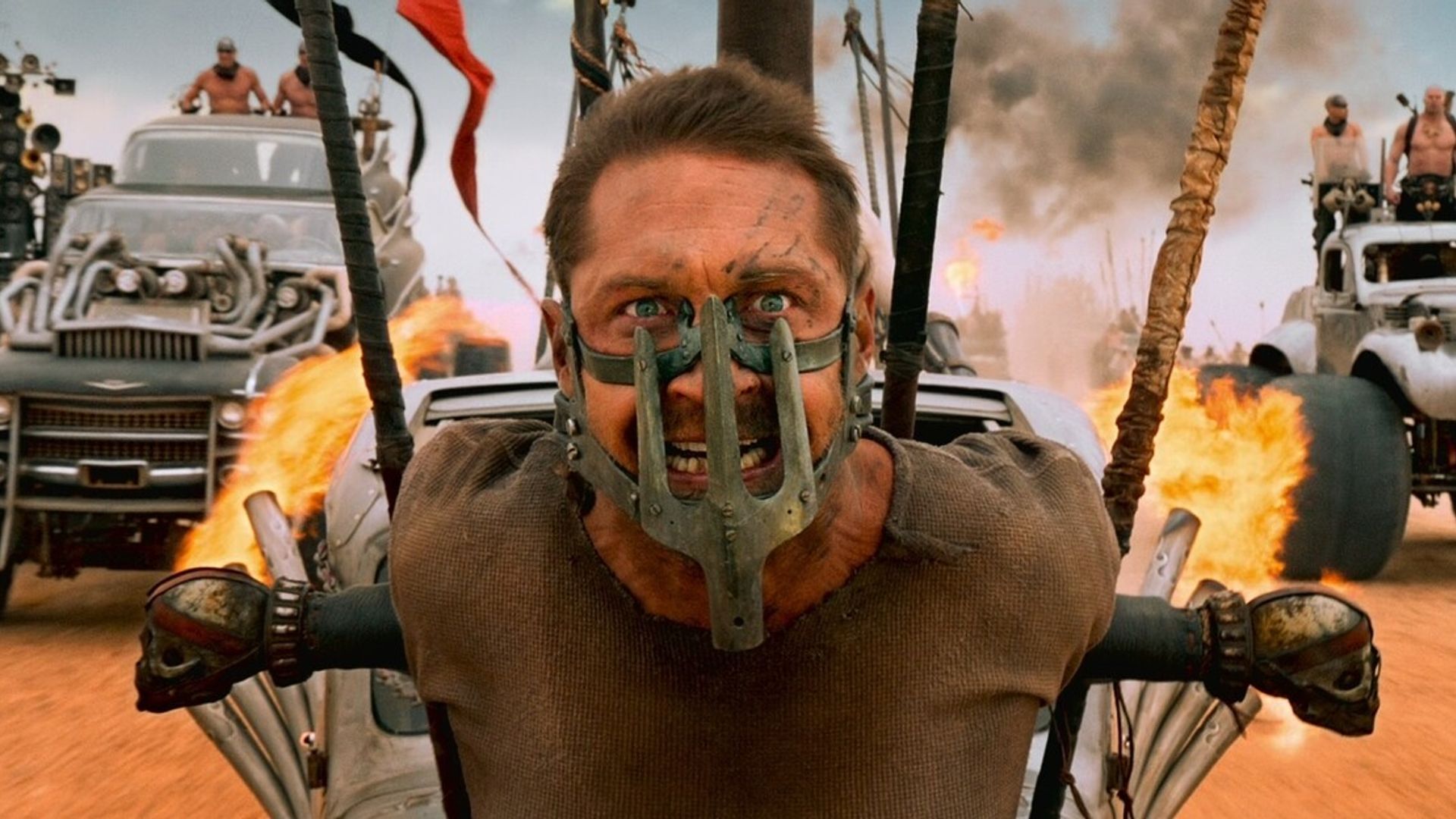 Tom Hardy ca Mad Max cu o mască de fier pe față