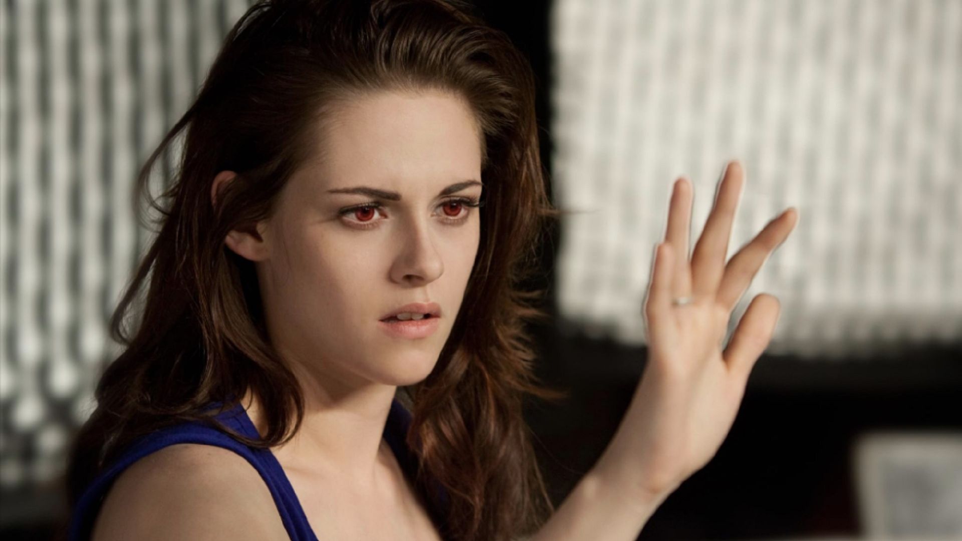Kristen Stewart ca Bella se uită la mâna ei cu ochii roșii