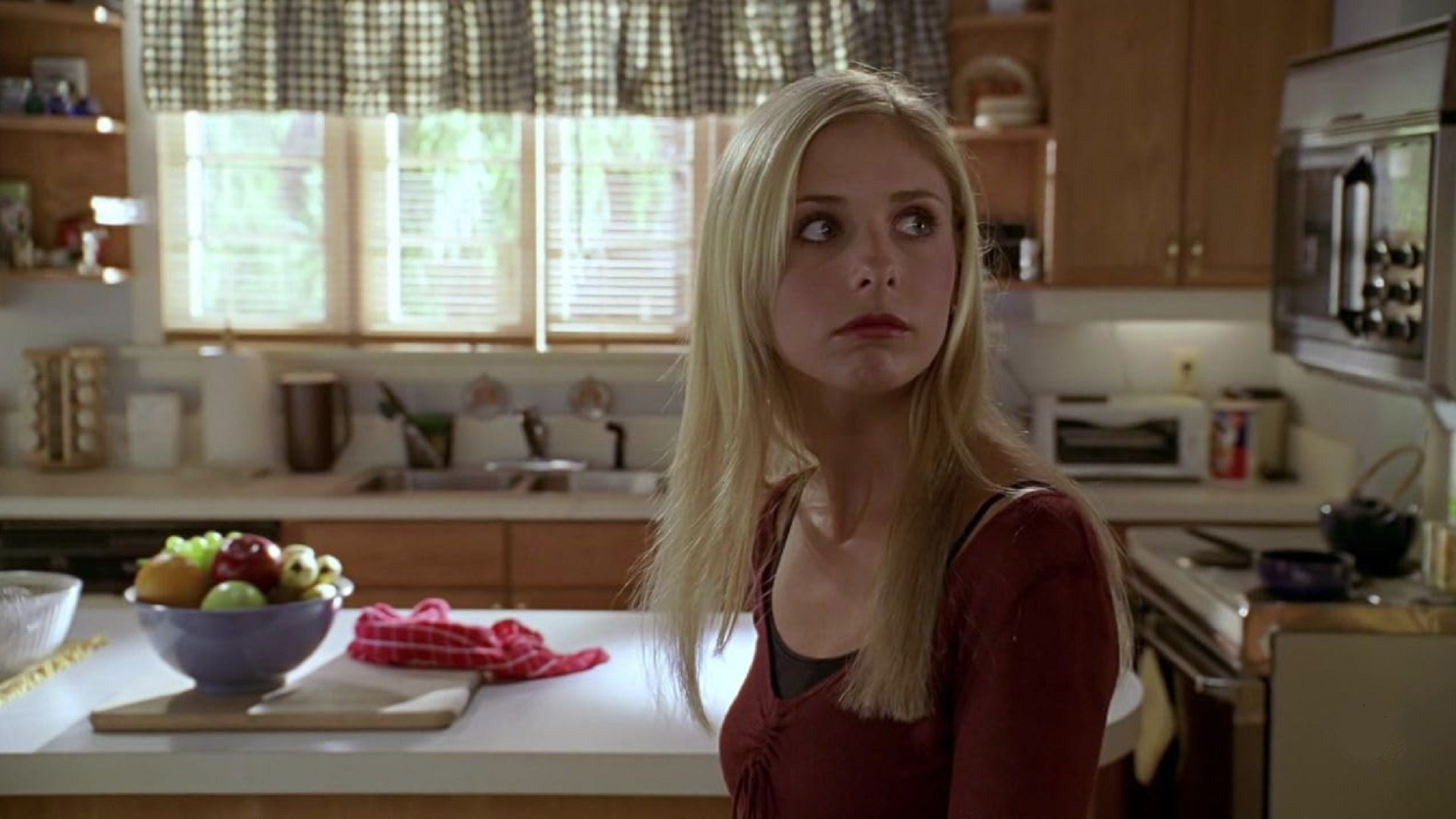 Sarah Michelle Gellar ca Buffy privește în lateral, judecând în bucătărie
