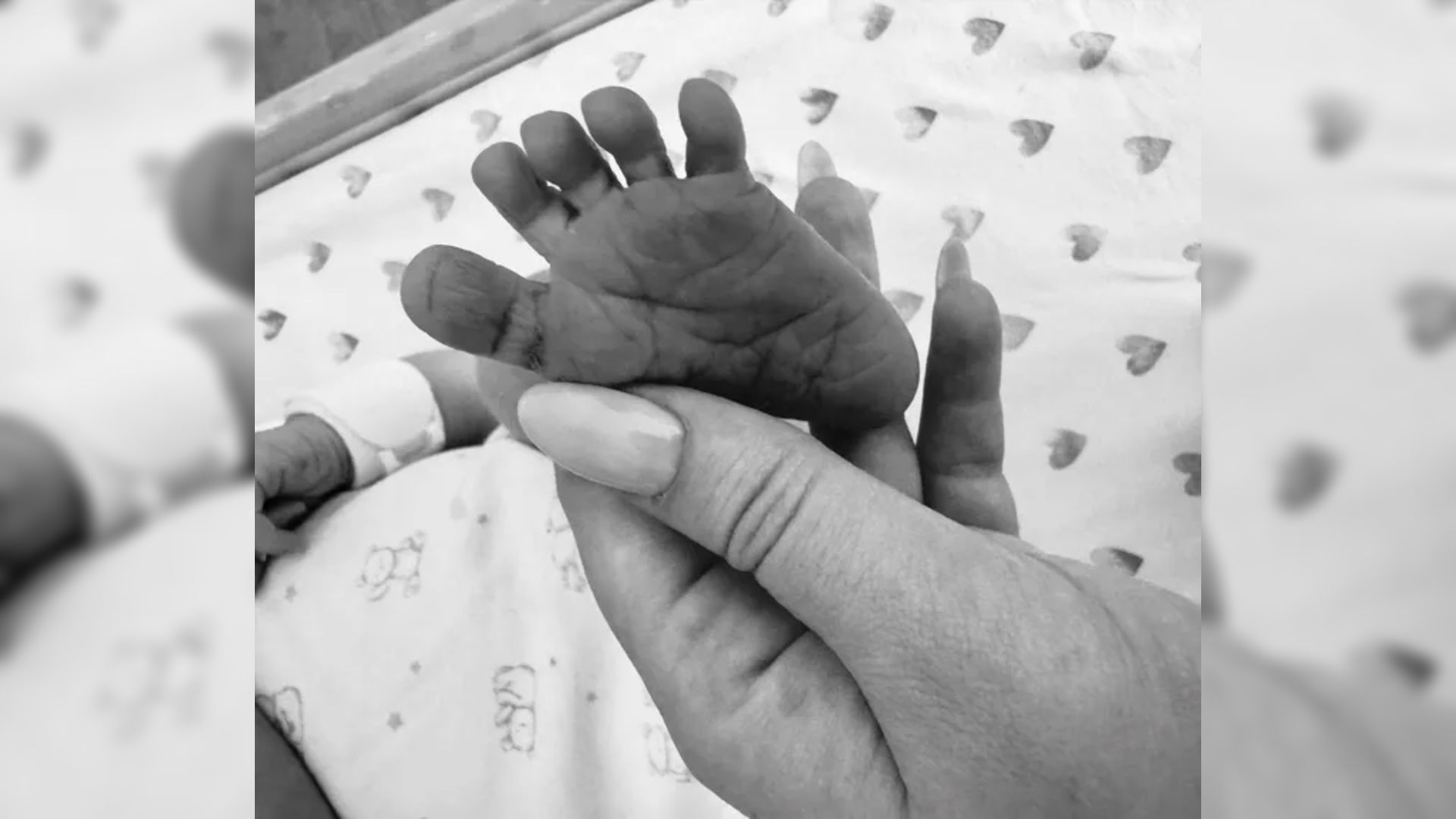 Fiica lui Donald Trump, Tiffany, ține piciorul micuț al fiului ei, care stă în pătuț