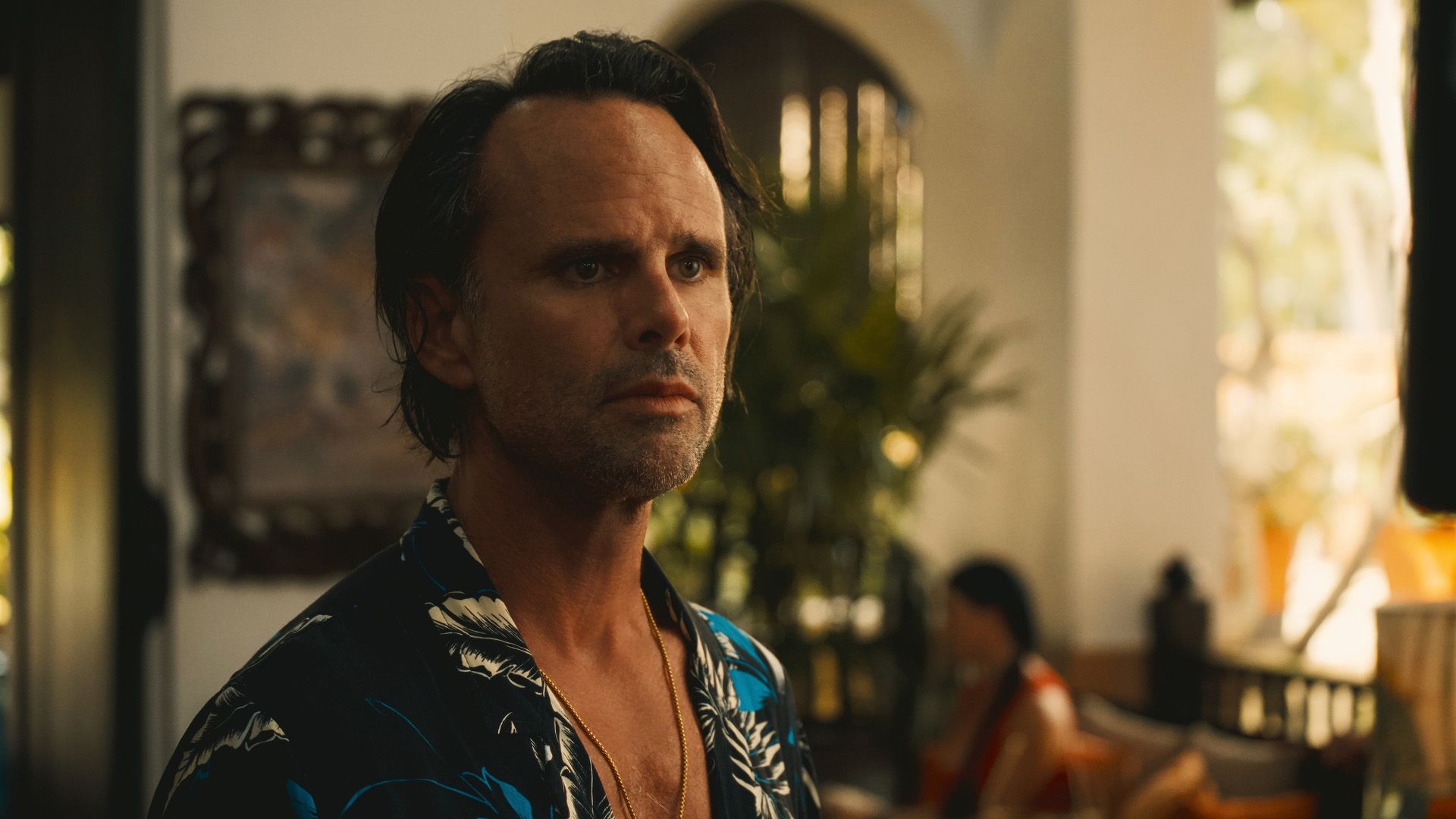 Walton Goggins într-o cămașă hawaiană și cu un lanț de aur la gât