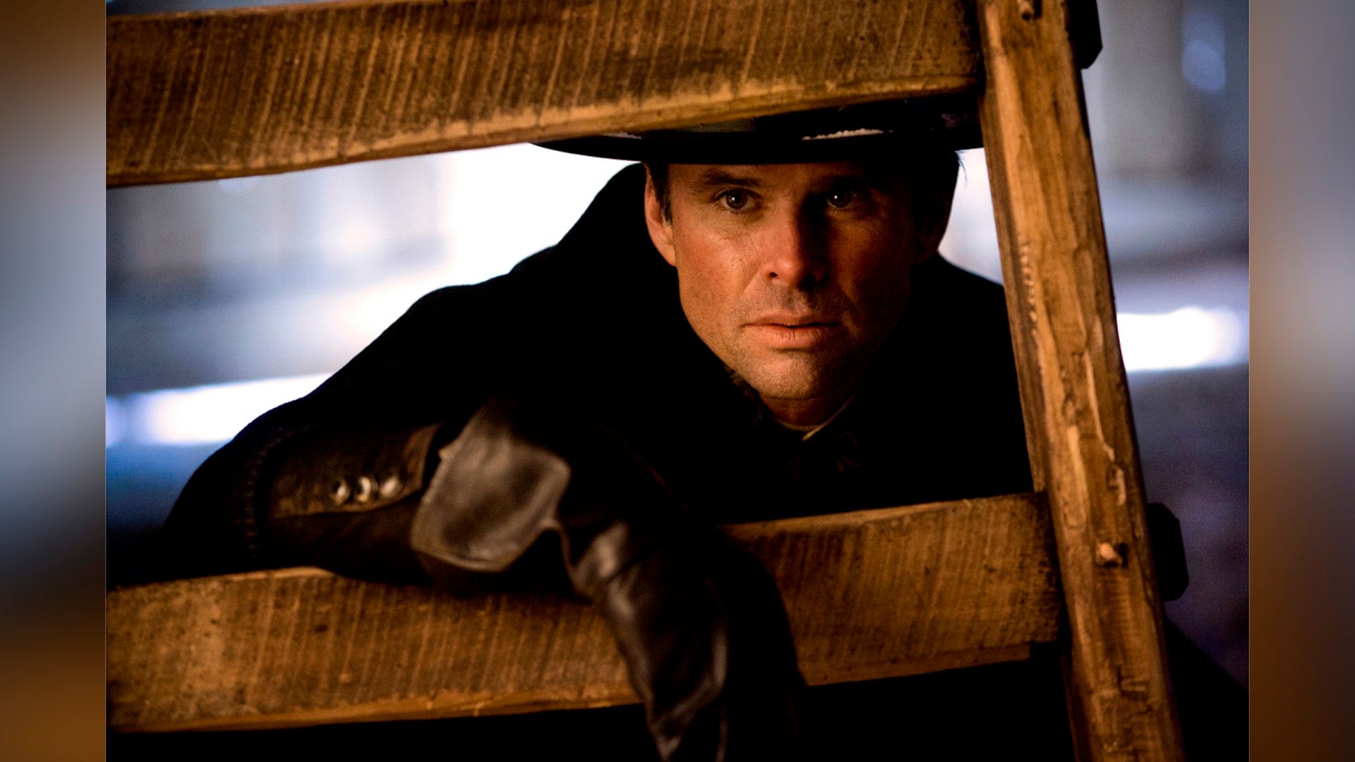 Walton Goggins se uită printre scările de lemn