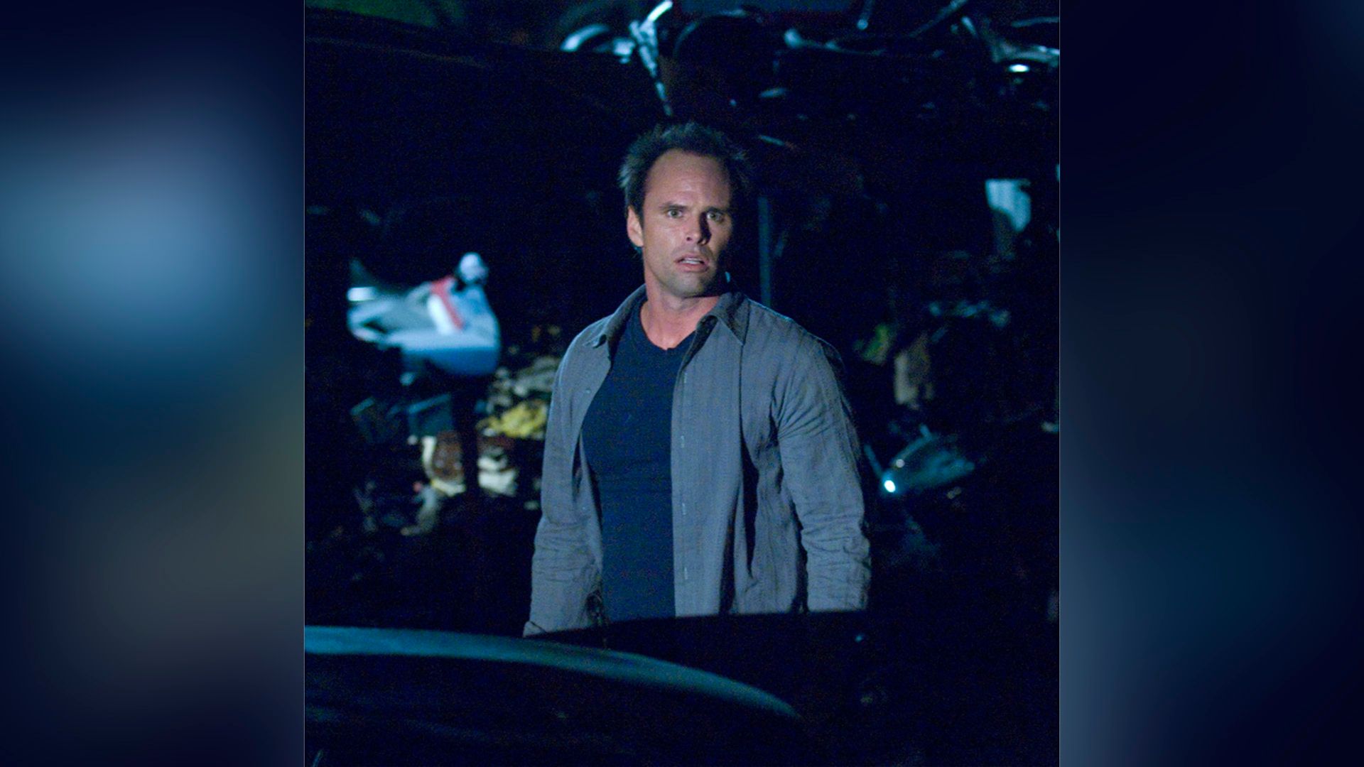 Walton Goggins stă în întuneric cu o față speriată