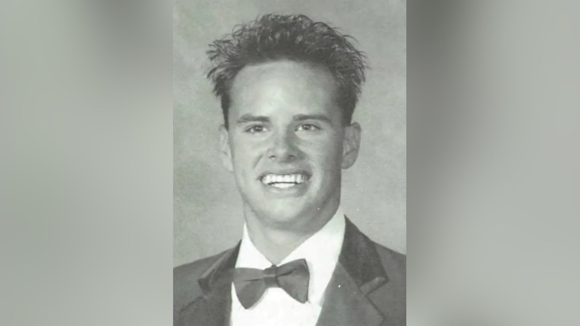 Tânărul Walton Goggins, îmbrăcat cu un papion, zâmbește larg într-o fotografie din albumul școlar