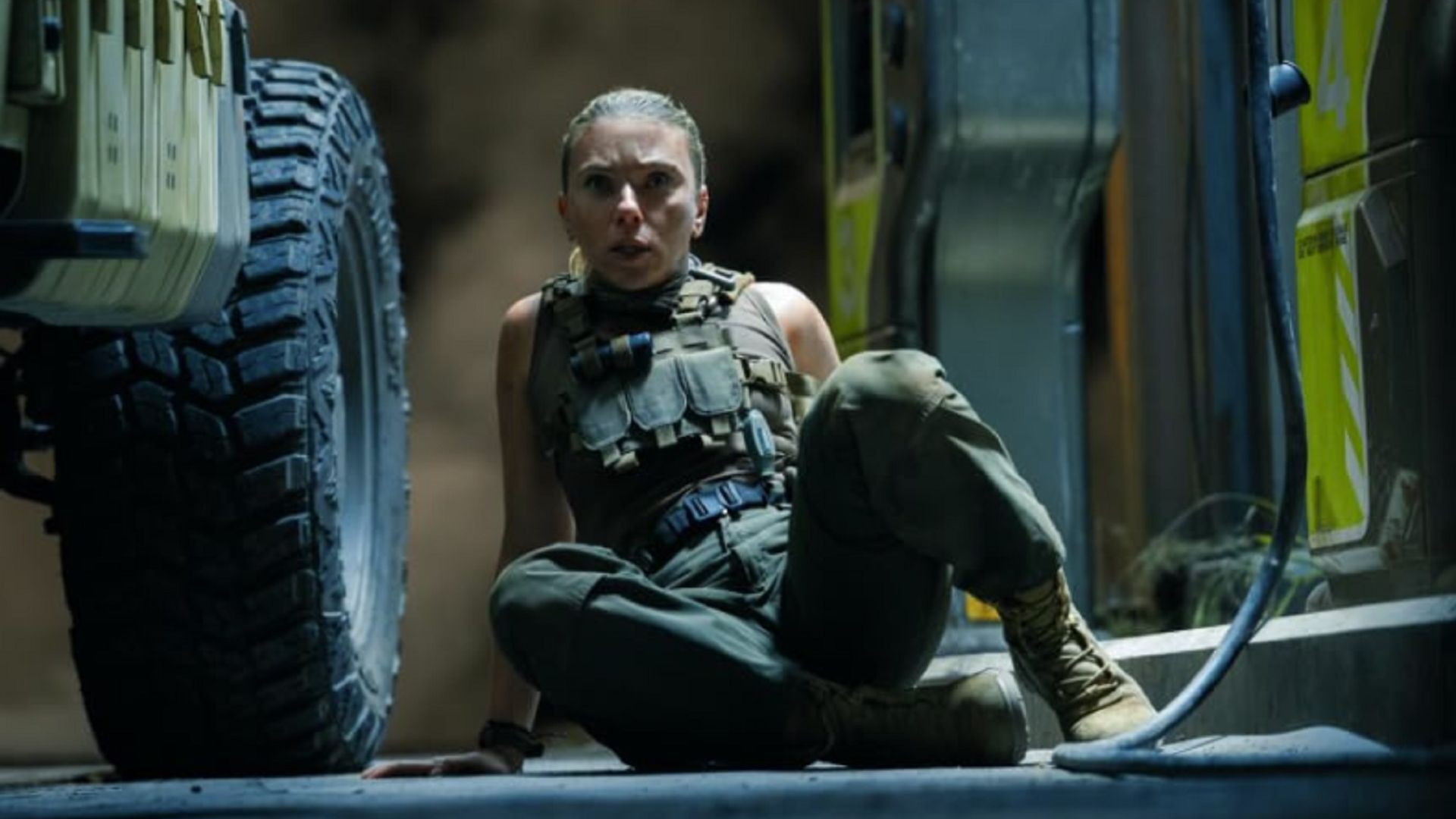 O Scarlett Johansson speriată stă pe podea într-un costum de luptă
