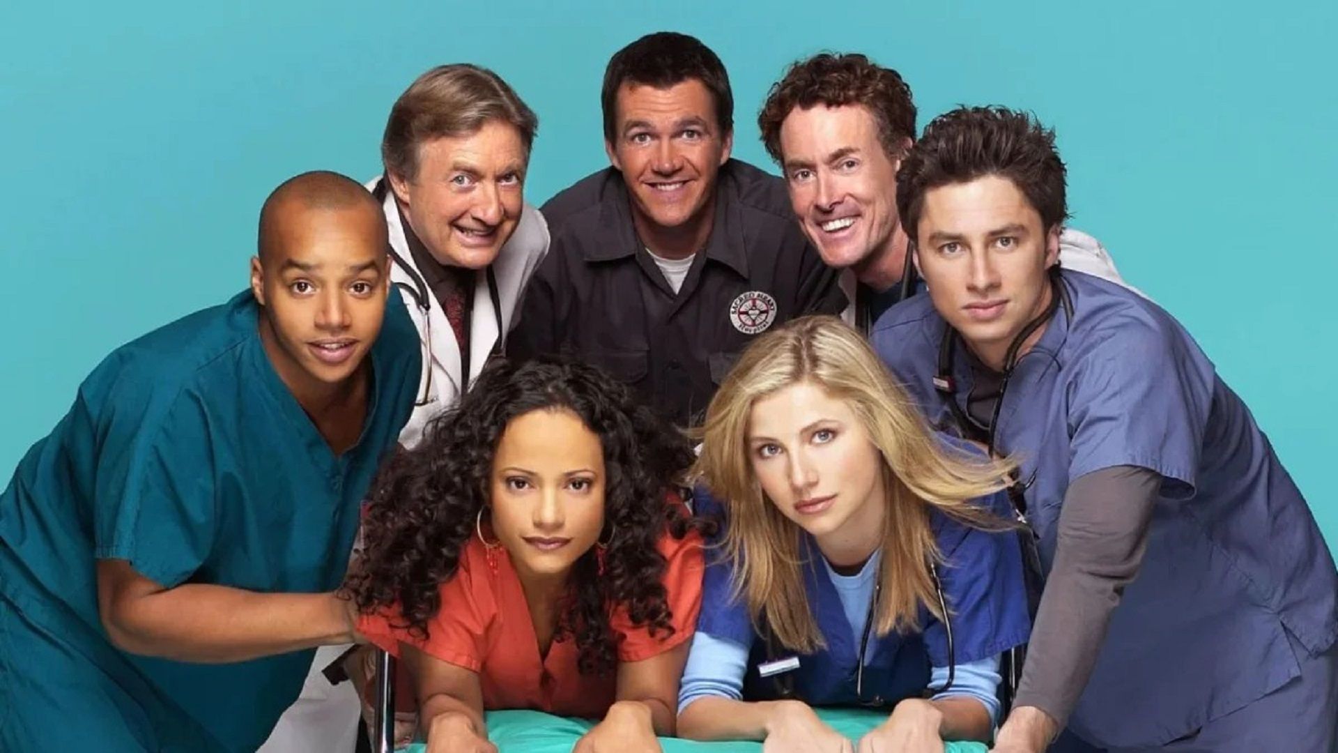 Actorii serialului "Scrubs" în roluri de medici privind spre cameră