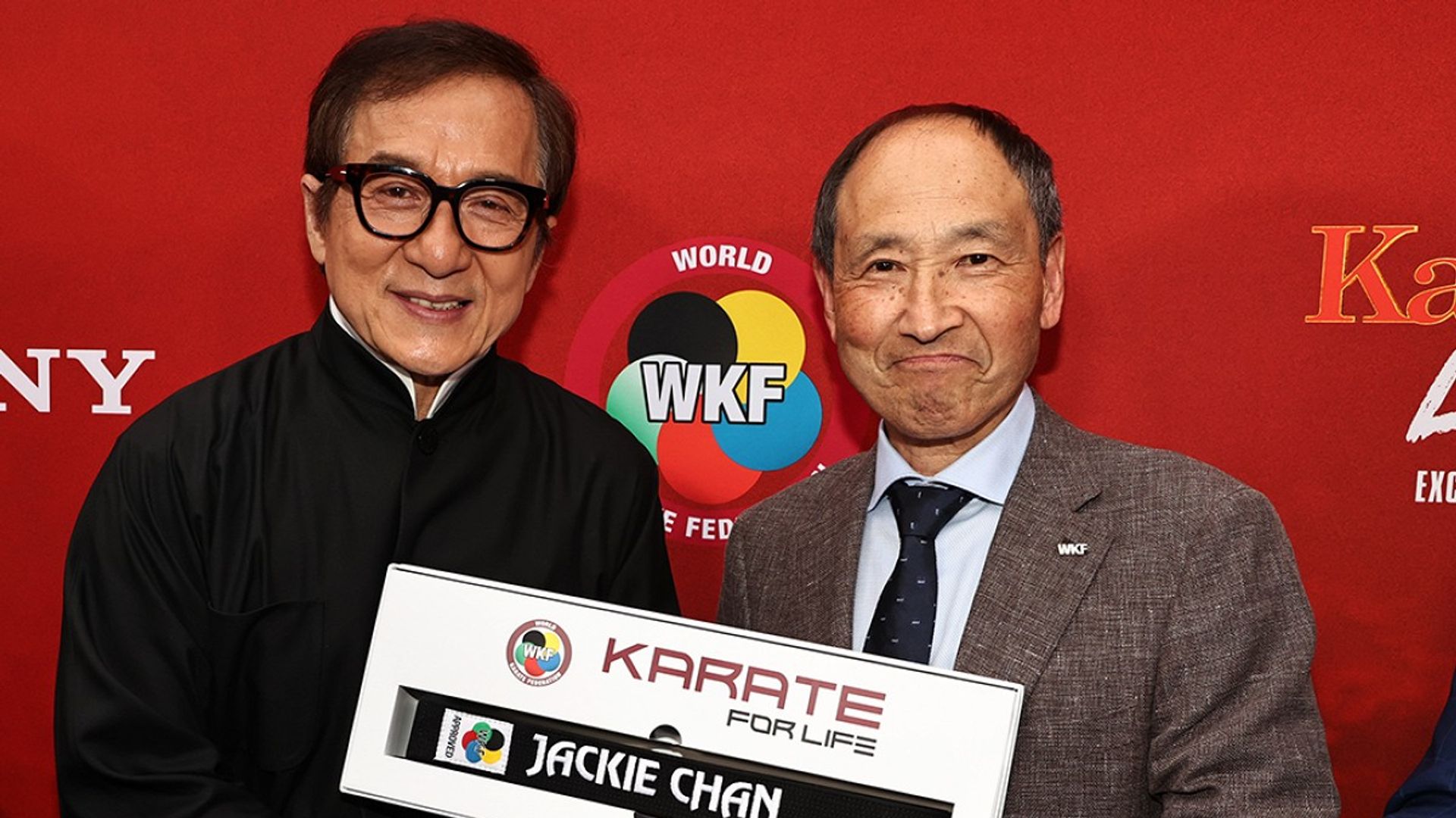 Jackie Chan primește o centură neagră în karate
