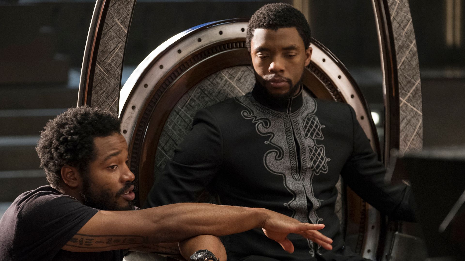 Ryan Coogler și Chadwick Boseman pe platoul de filmare al 'Black Panther'