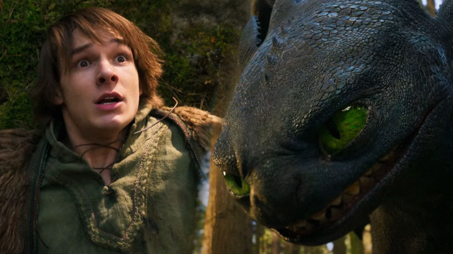 Actorul Mason Thames în rolul vikingului Hiccup privește cu teamă dragonul pe fundalul pădurii