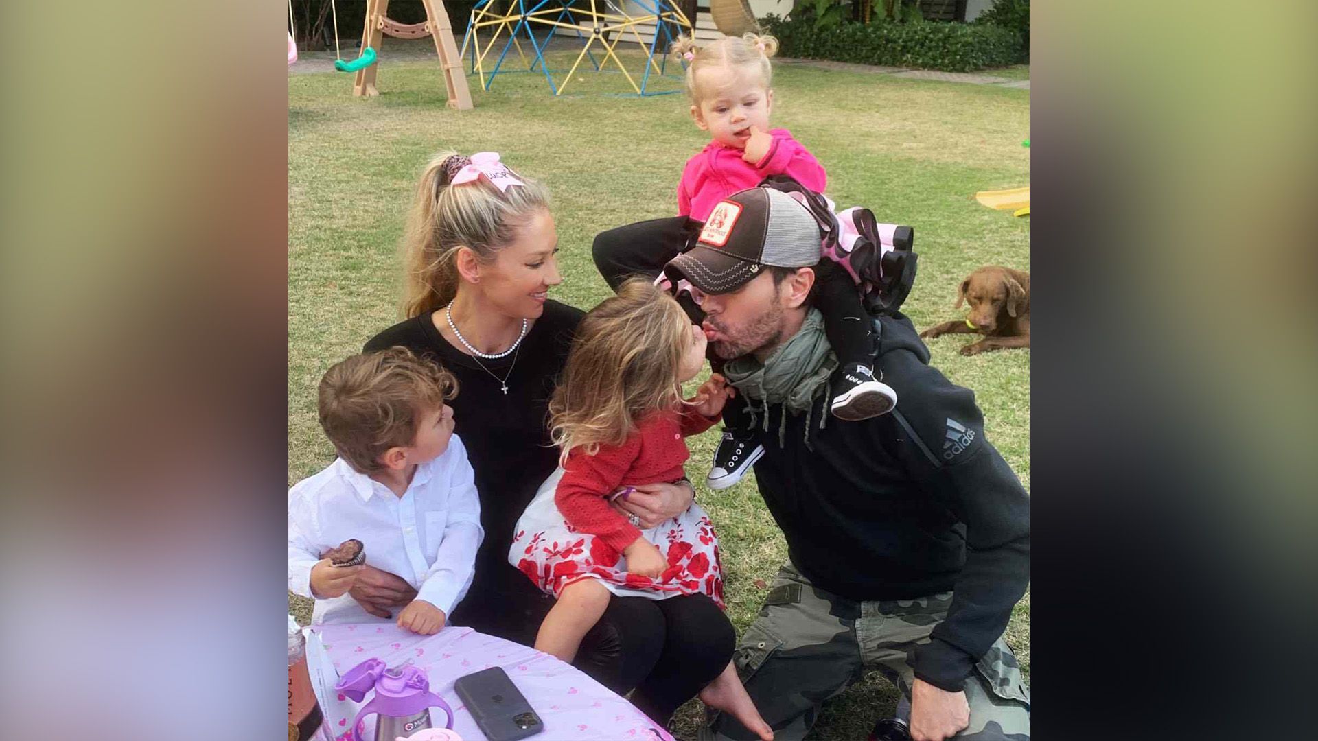 Anna Kournikova cu doi copii în poală, Enrique Iglesias cu al treilea copil pe umăr