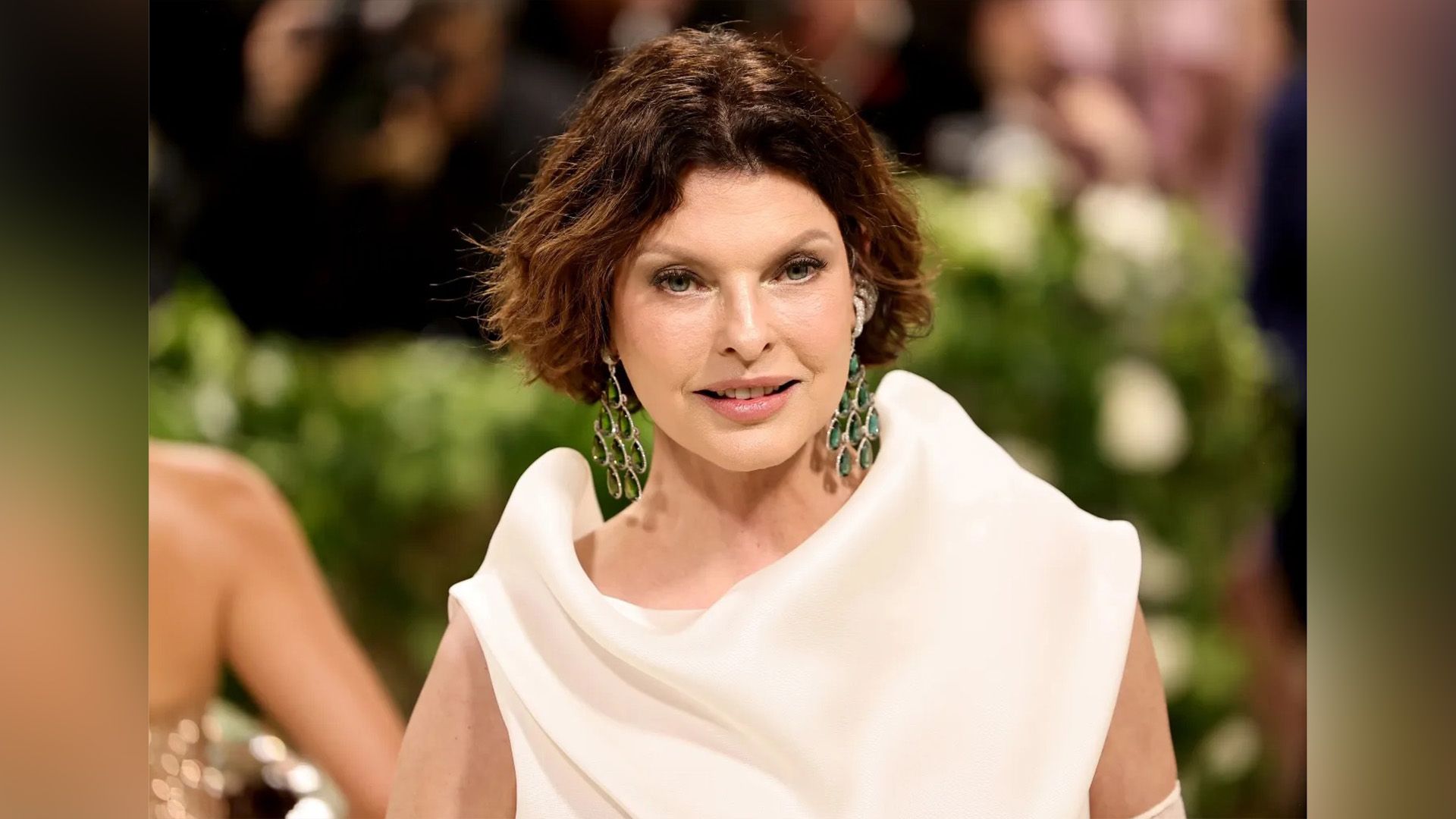 Linda Evangelista într-o ținută albă la Met Gala 2024