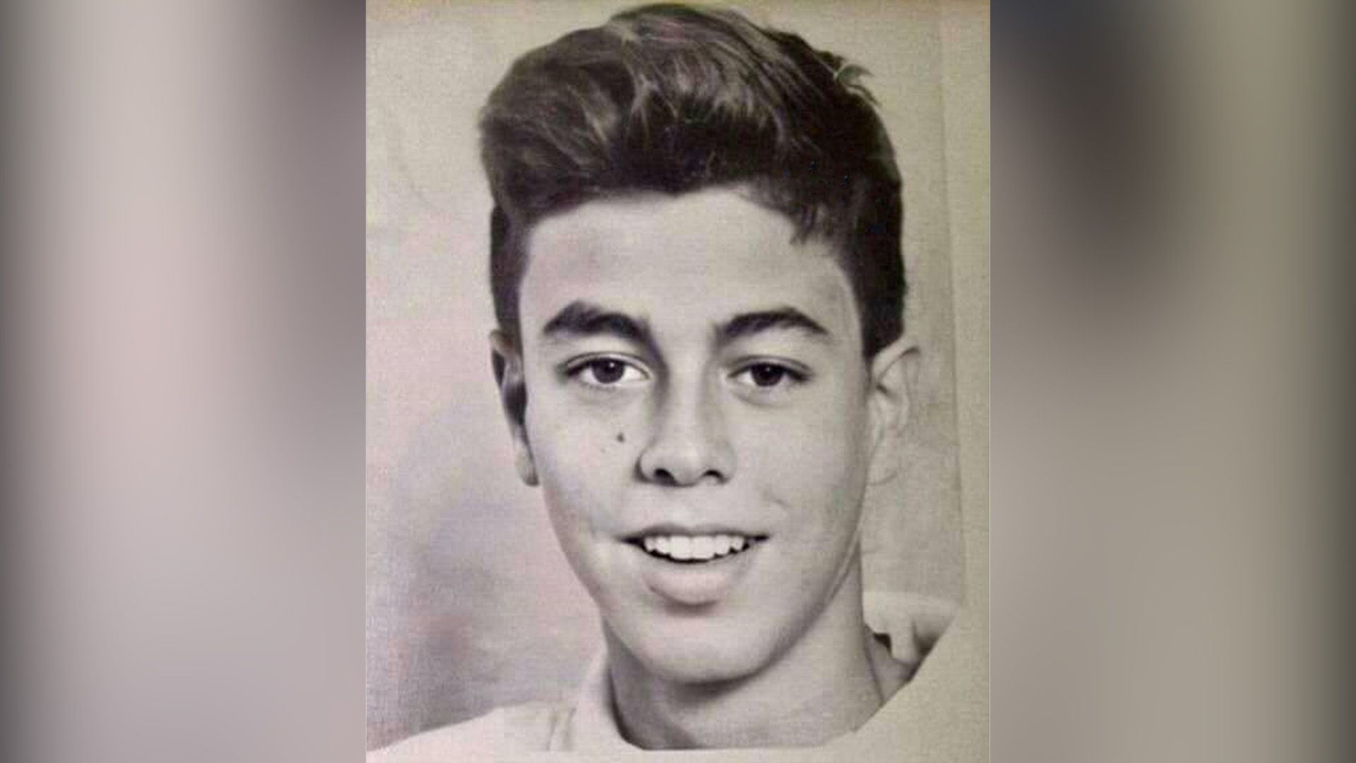 Portret școlar al unui Enrique Iglesias zâmbitor
