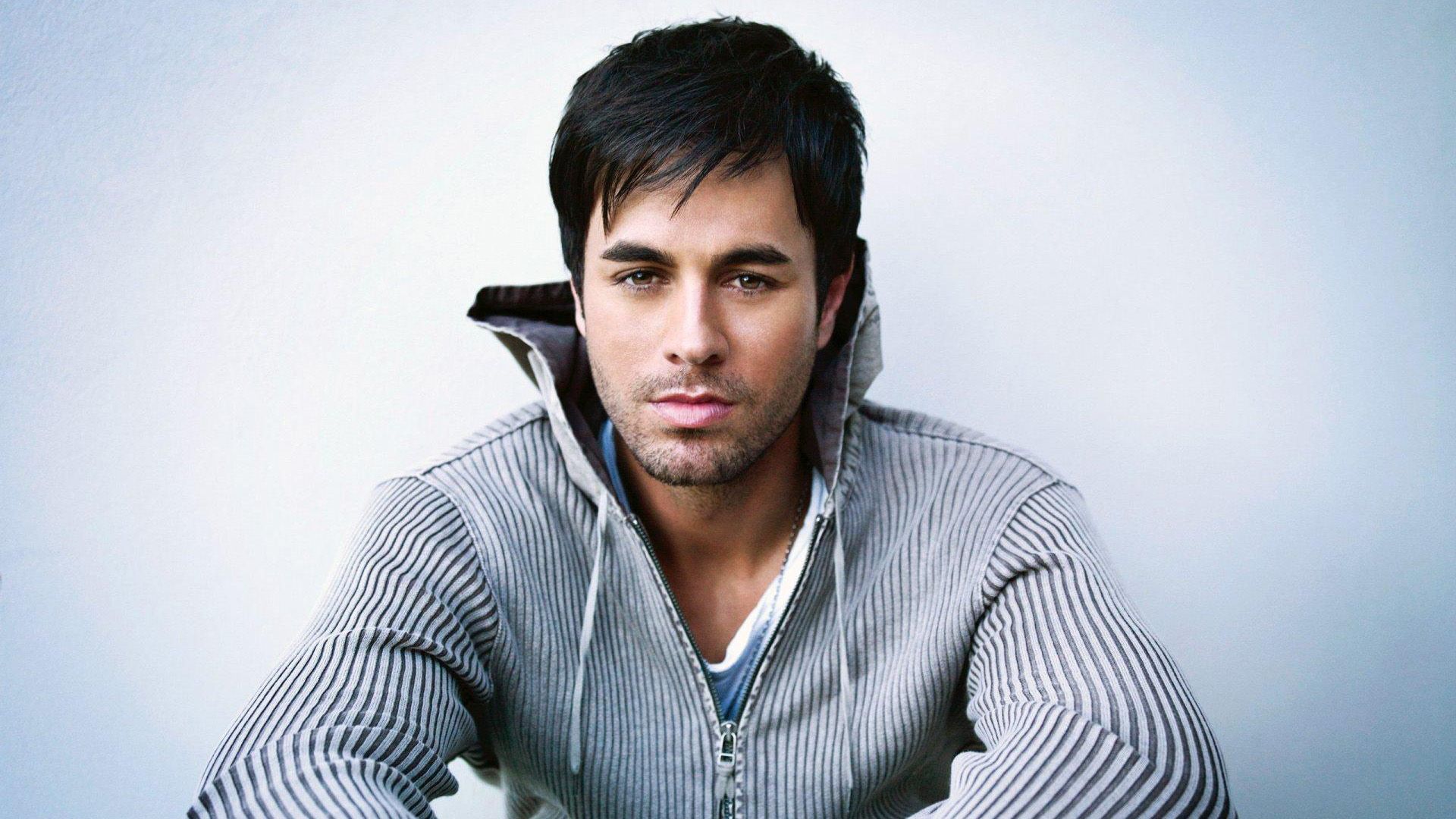 Cântărețul Enrique Iglesias într-un hanorac gri