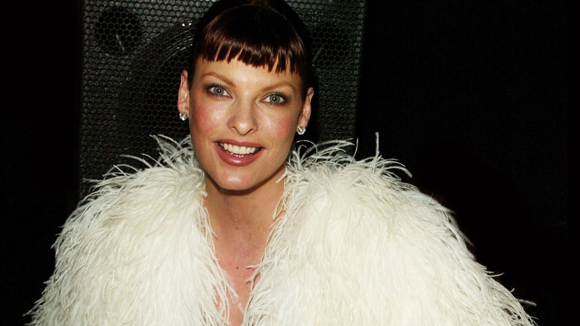 Supermodelul Linda Evangelista într-o ținută din pene albe