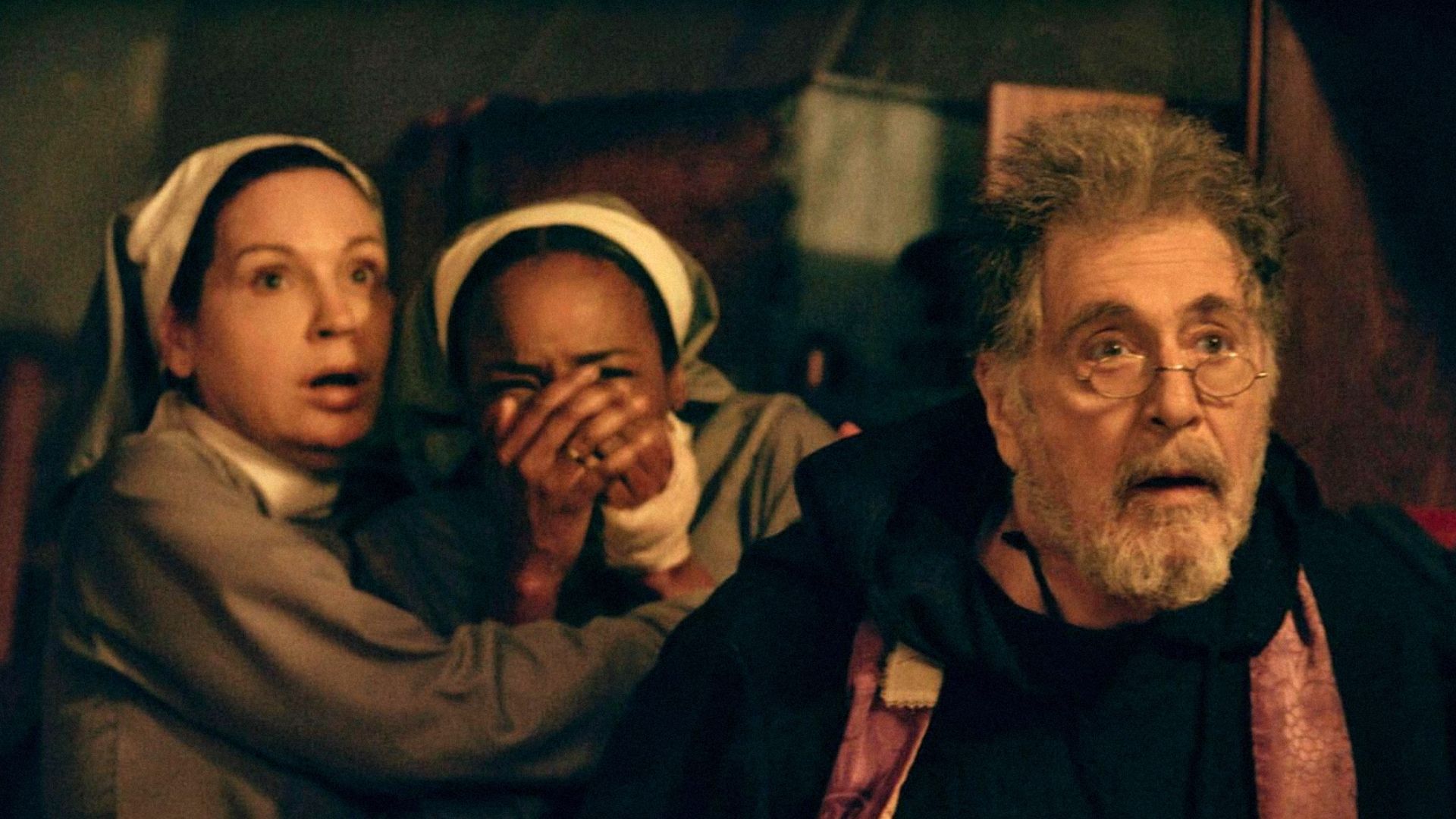 Actorul Al Pacino cu ochelari și un hanorac negru se uită în lateral cu gura deschisă