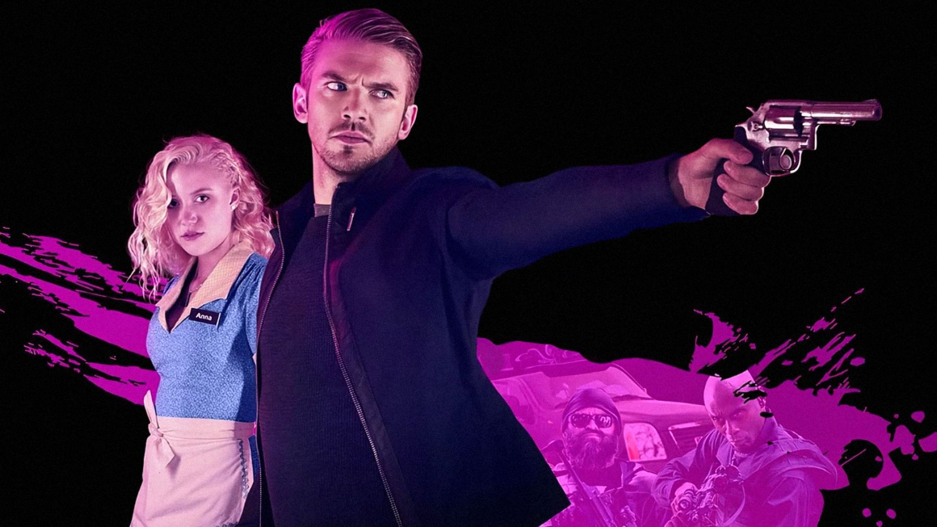 Actorul Dan Stevens care deține o armă și actrița Maika Monroe într-un costum de chelneriță