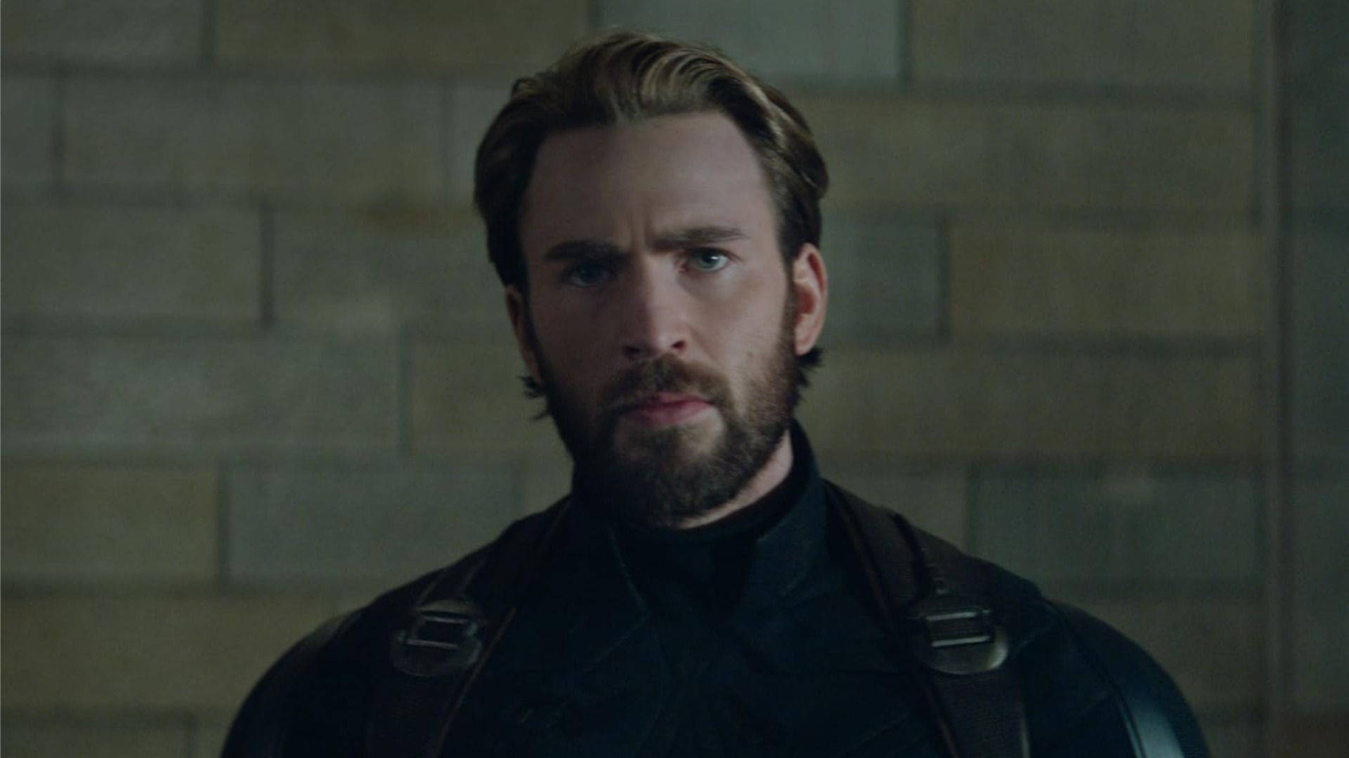 Actorul Chris Evans în costum de supererou în rolul căpitanului America